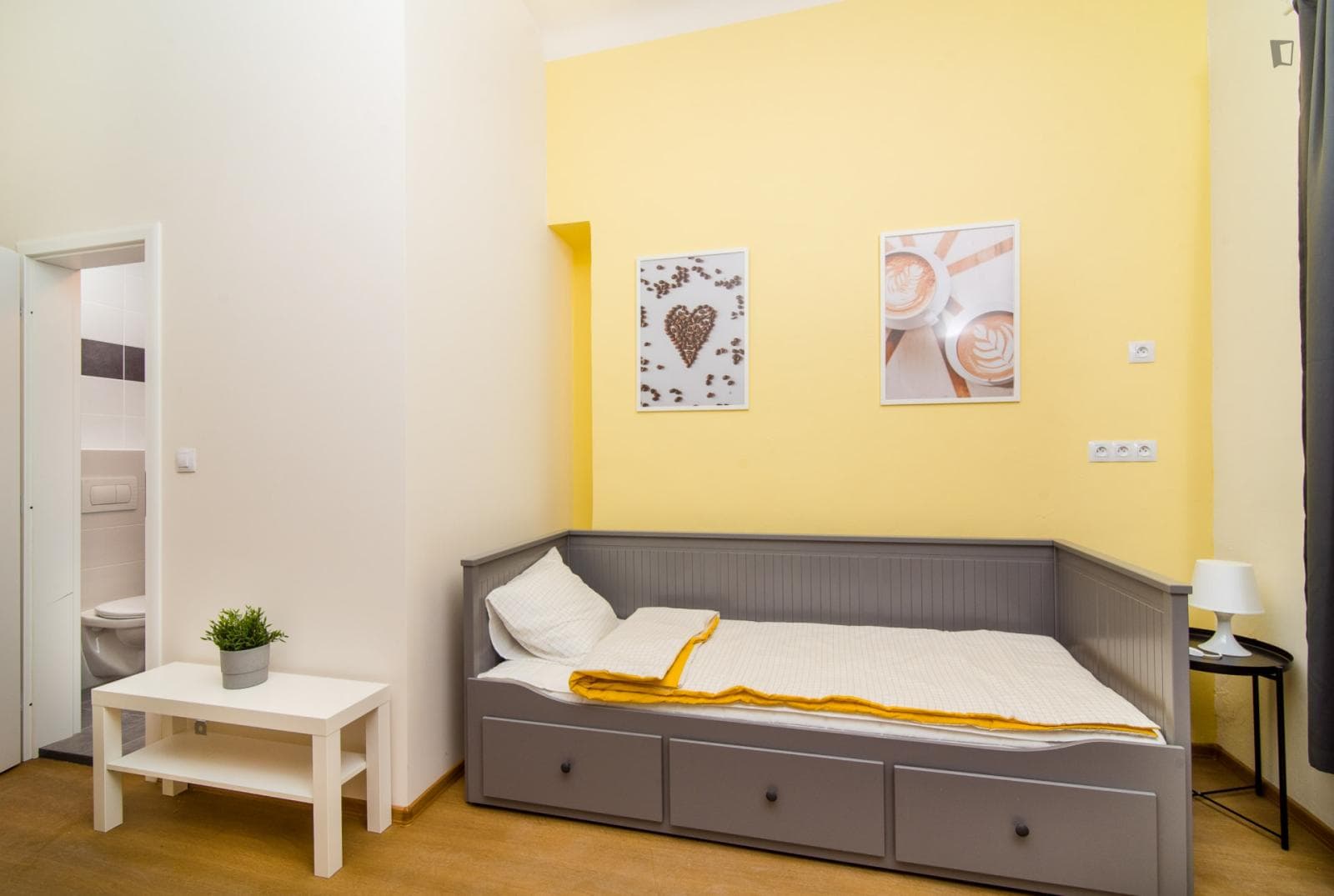 Comfy single bedroom in a 5-bedroom apartment close to Riegrovy sady photo 1