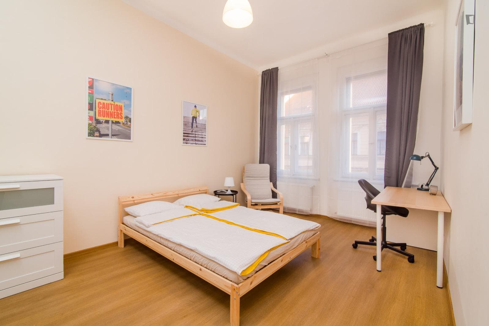 Snug double bedroom in a 5-bedroom apartment not far from Narodni Museum photo 1