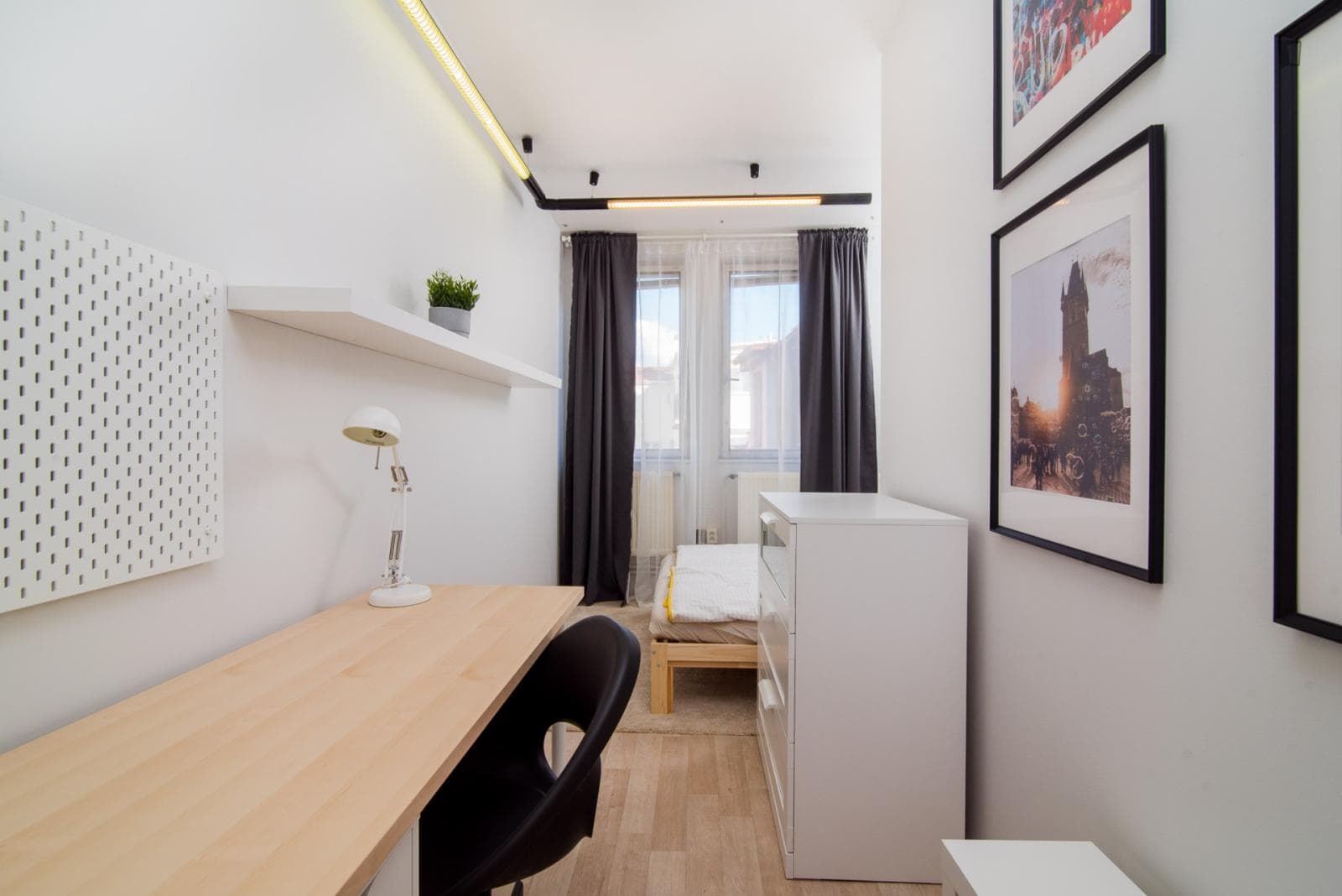 Snug single bedroom in a 4-bedroom apartment in Prague 2 district photo 1