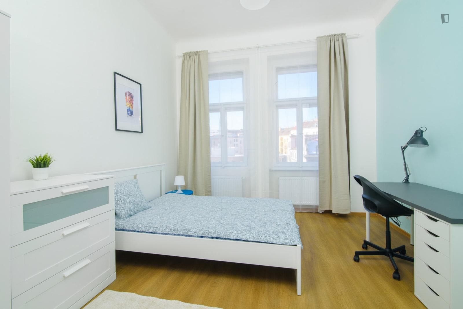 Cute double bedroom in a 3-bedroom apartment close to I.P. Pavlova metro station photo 1