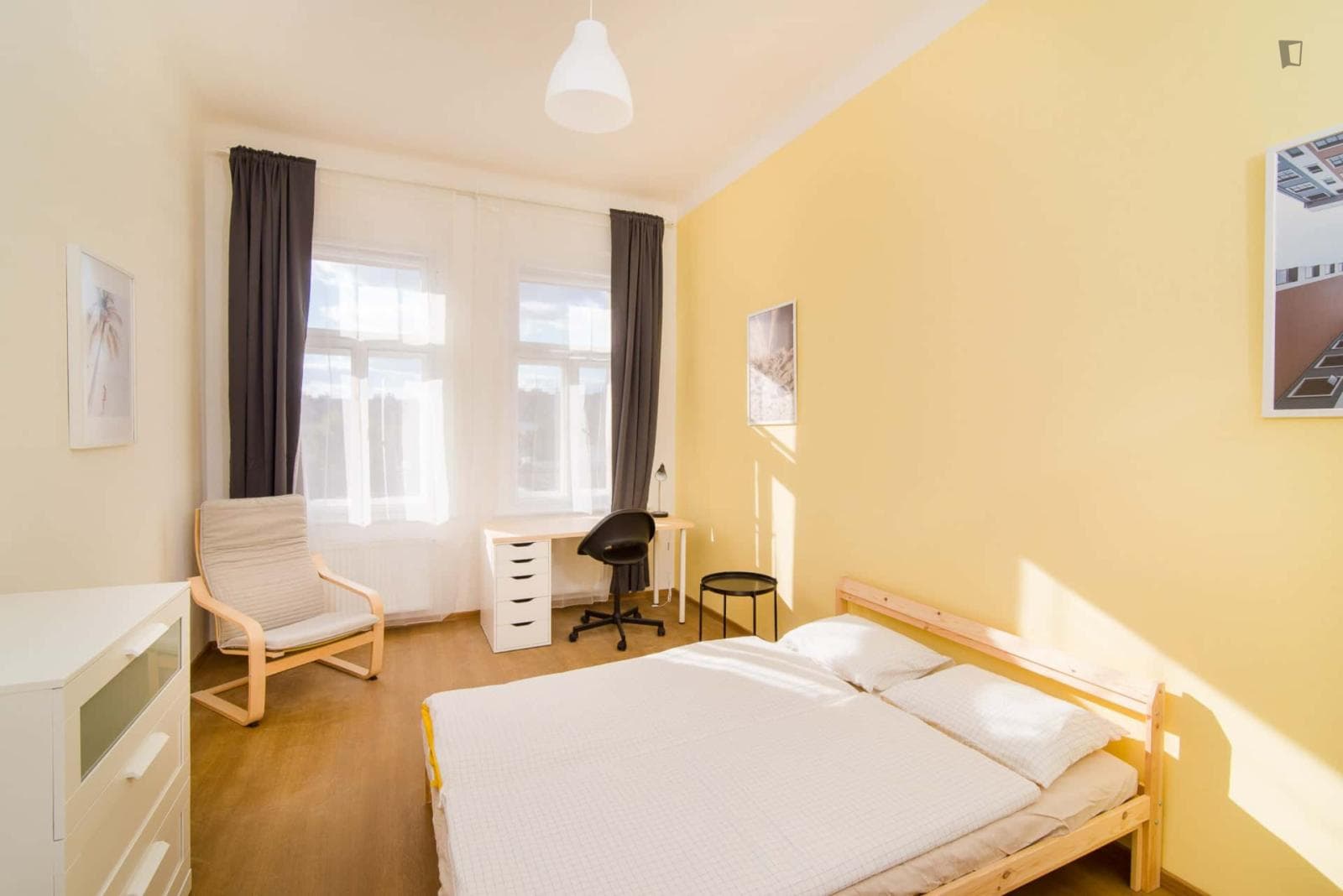 Sunny double bedroom in the well-linked Prague 2 district photo 1