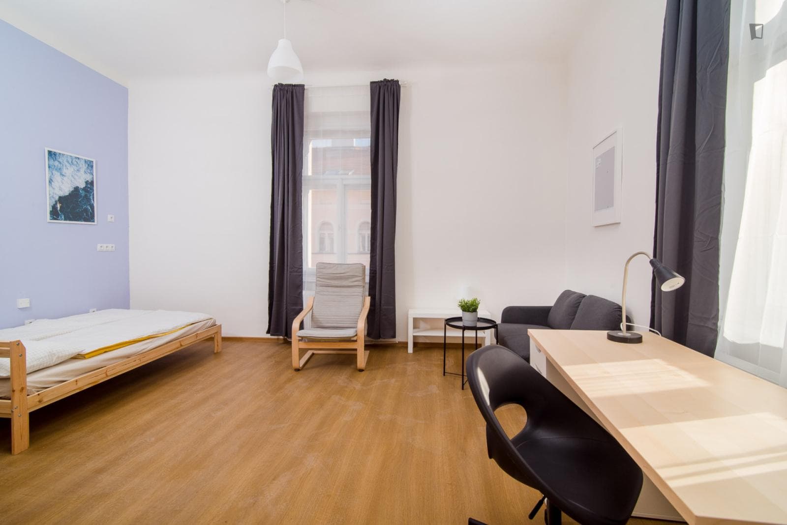 Large single bedroom in the Prague 2 district photo 1