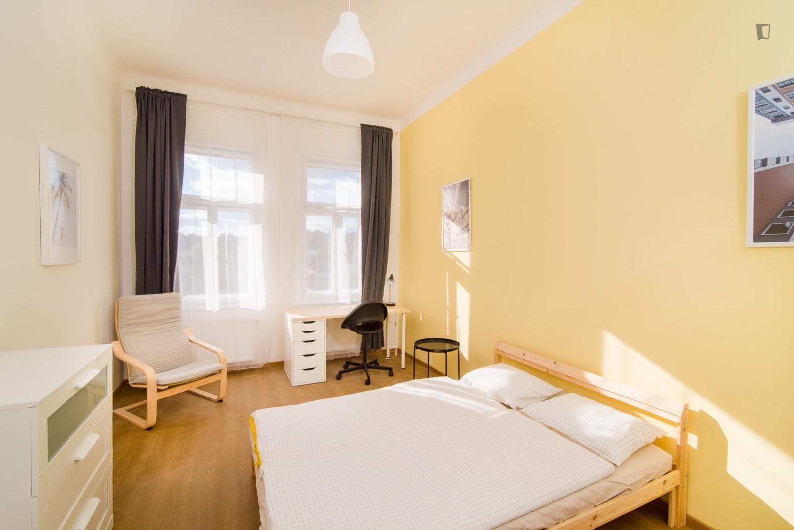 Large double bedroom in central Prague 2 photo 1