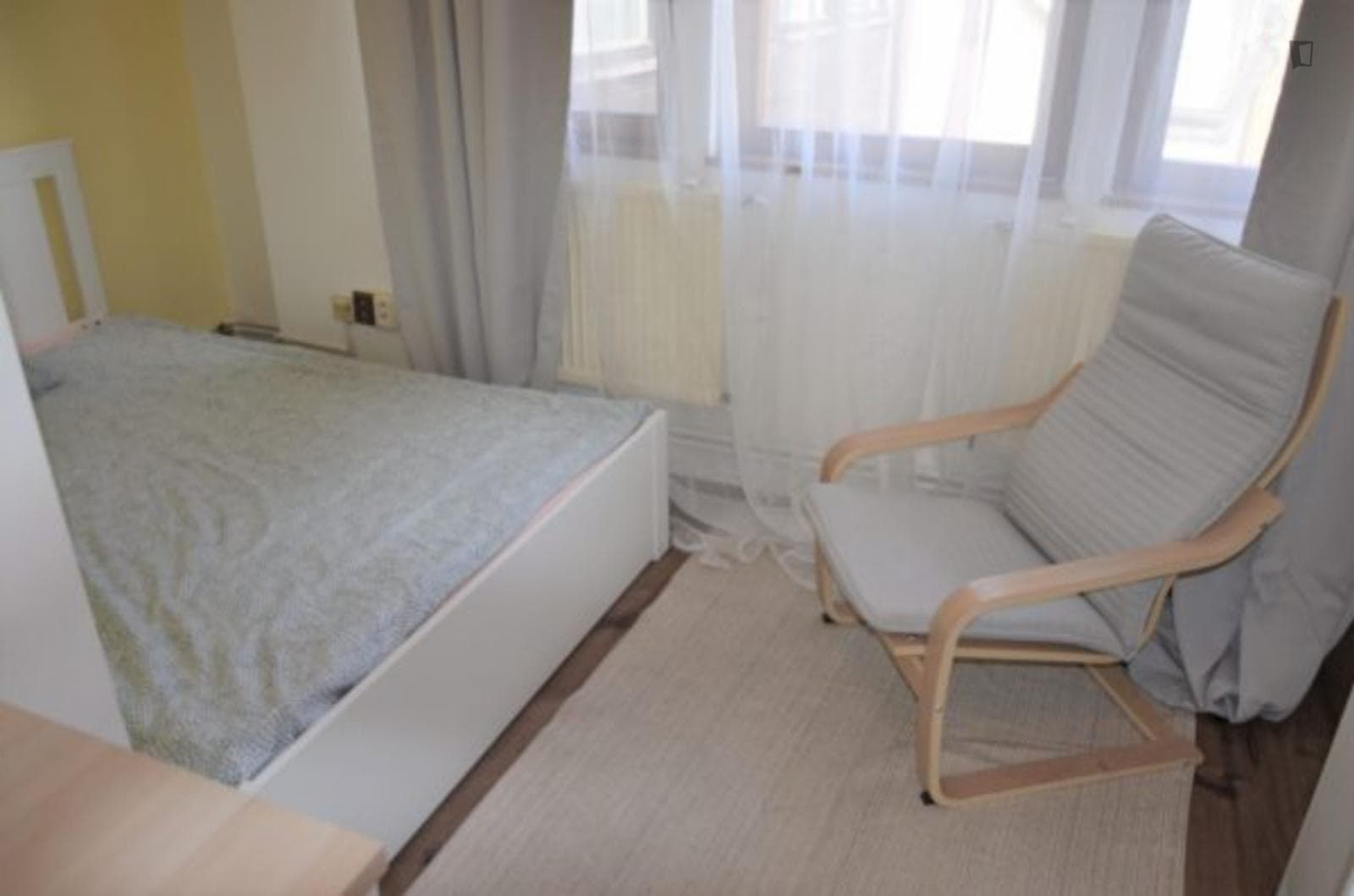 Cosy double bedroom in a 7-bedroom apartment in Prague 2 district photo 1