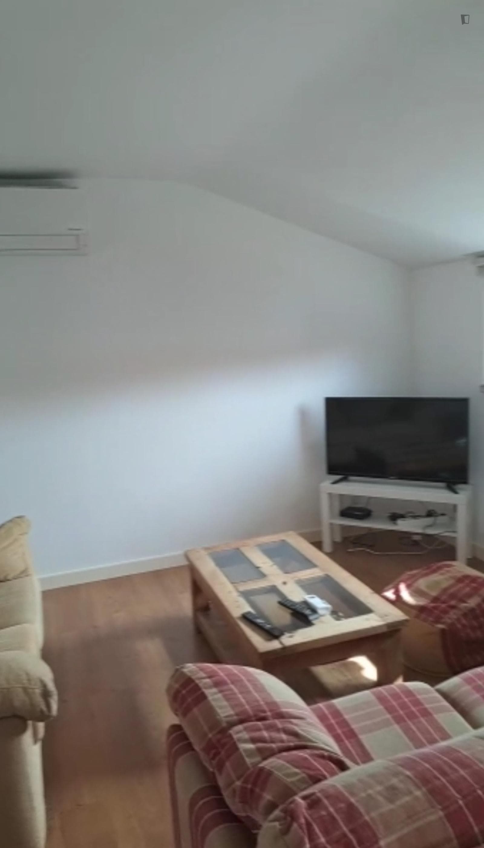 Great double bedroom with a private bathroom and living room in Cascais photo 1