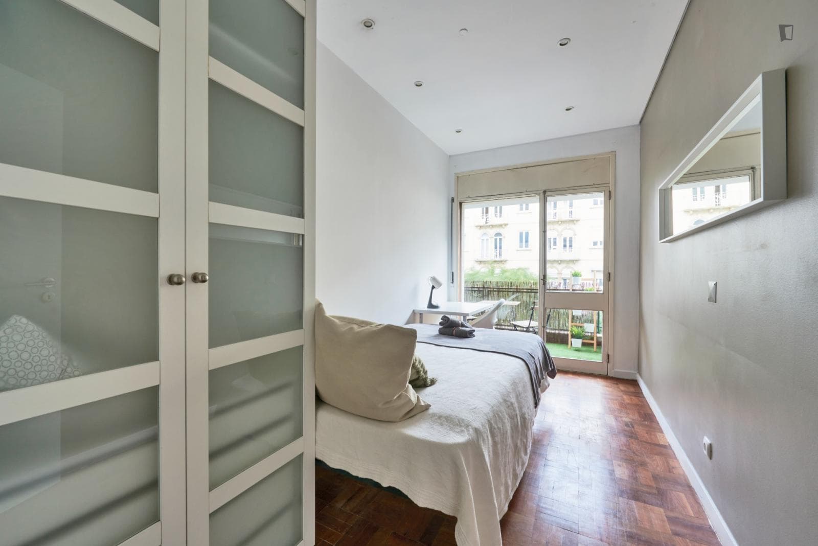 Nice double bedroom with balcony near Jardim da Fundação Calouste Gulbenkian photo 1
