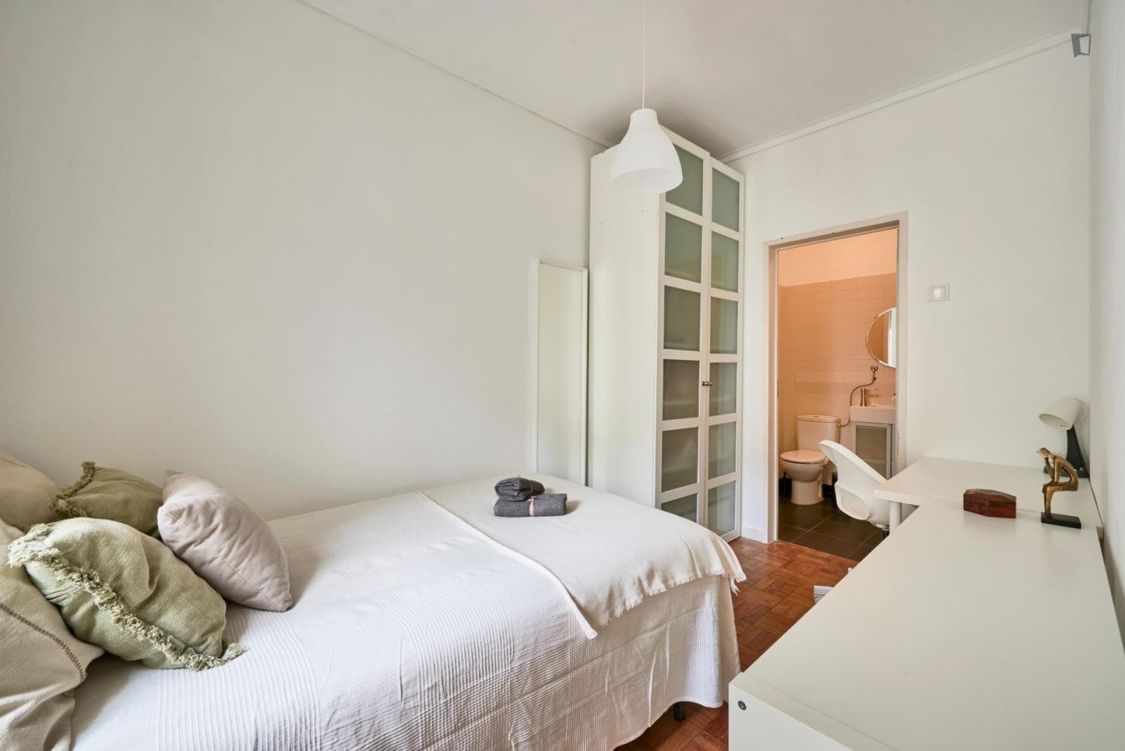 Comfy double ensuite bedroom close to Saldanha metro station photo 1