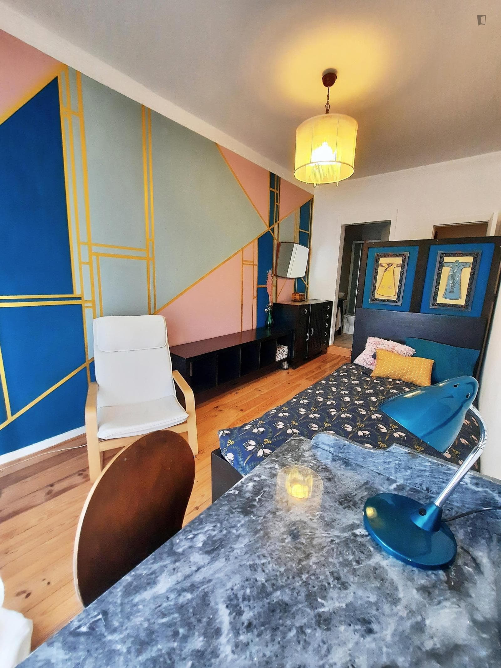 Spacious single bedroom, with ensuite bathroom, in a 4-bedroom flat photo 1