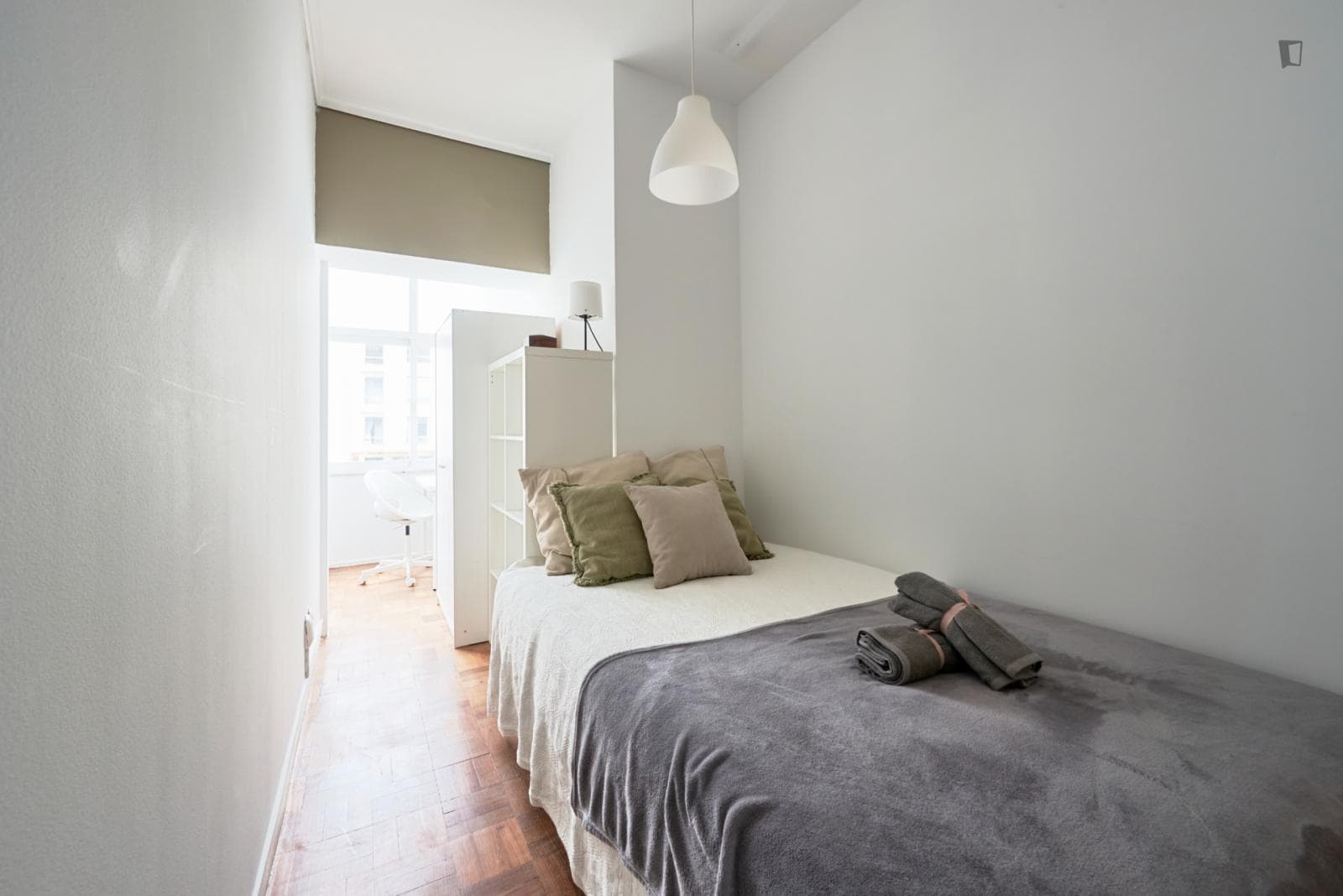 Snug double bedroom close to Calouste Gulbenkian Museum photo 1