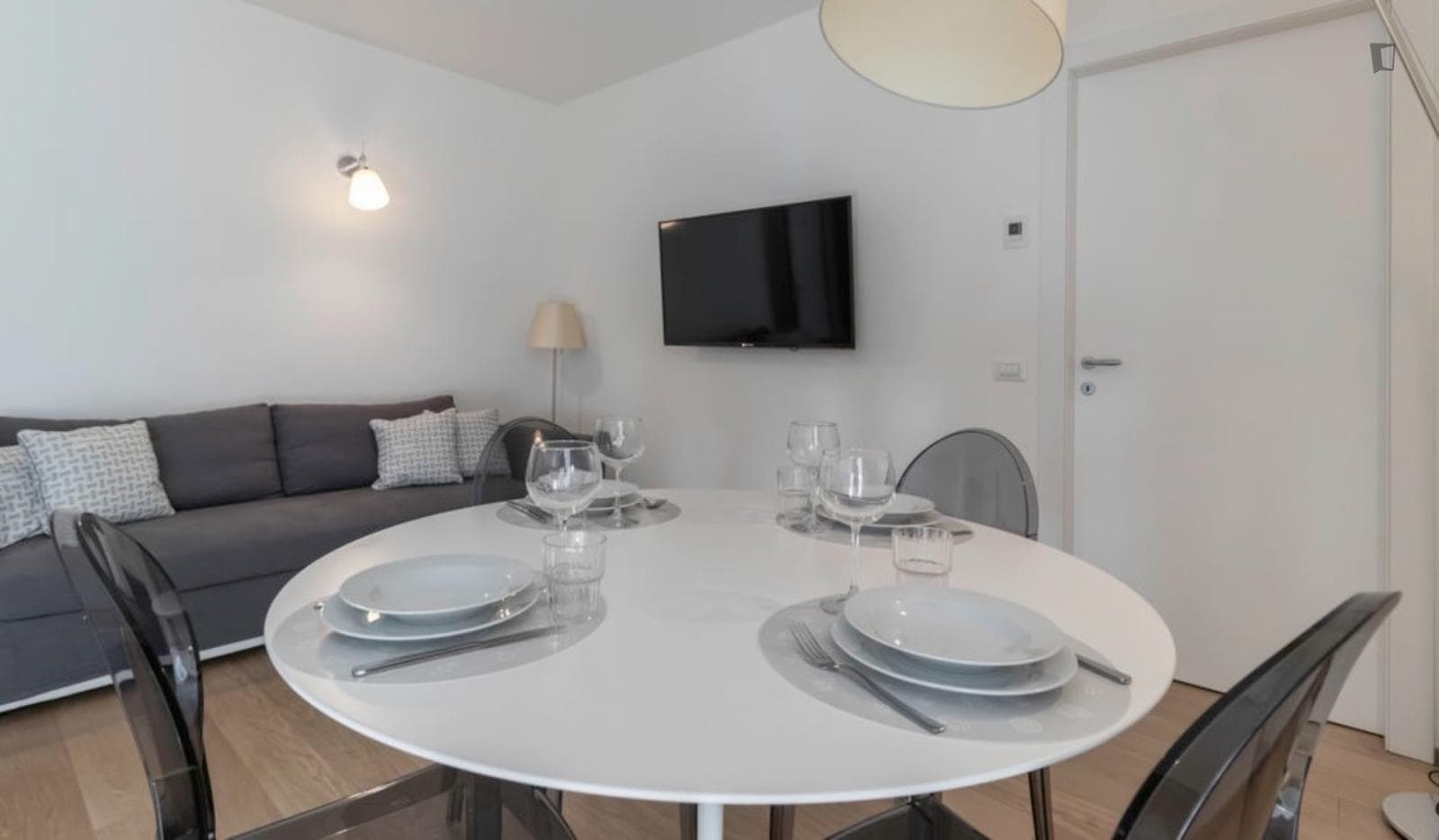 Snug 1-bedroom apartment close to Milano Repubblica Station photo 1