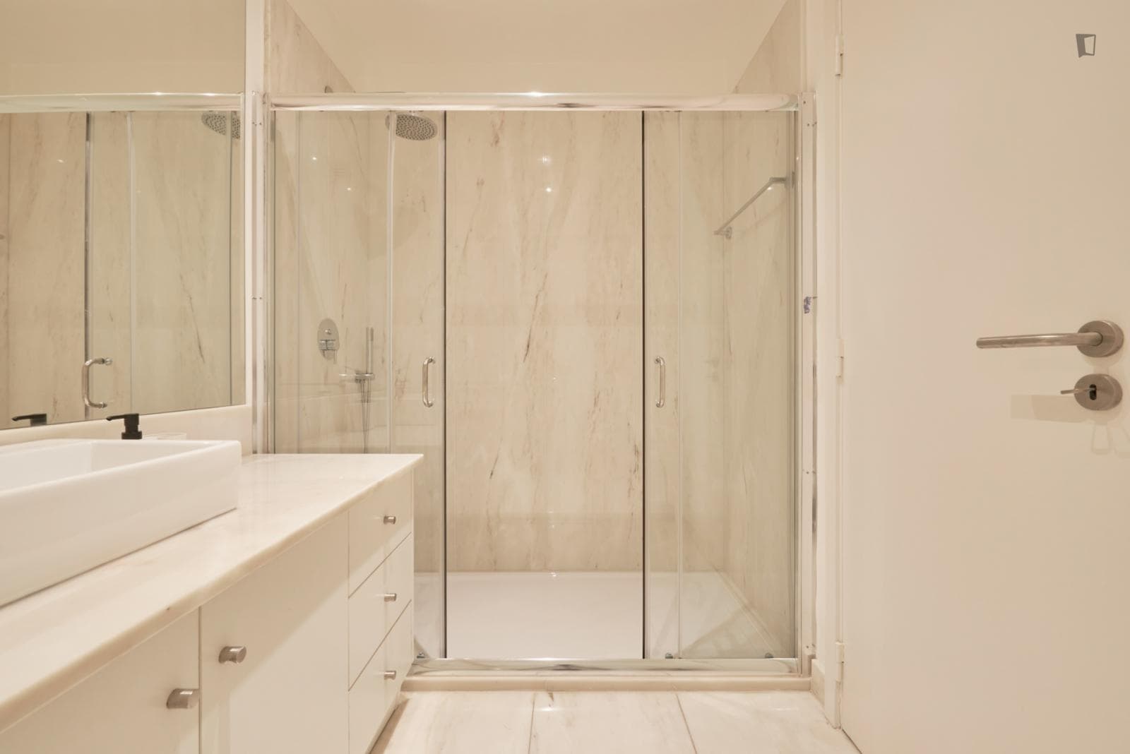 Bright single ensuite bedroom in proximity to Entrecampos train station photo 1