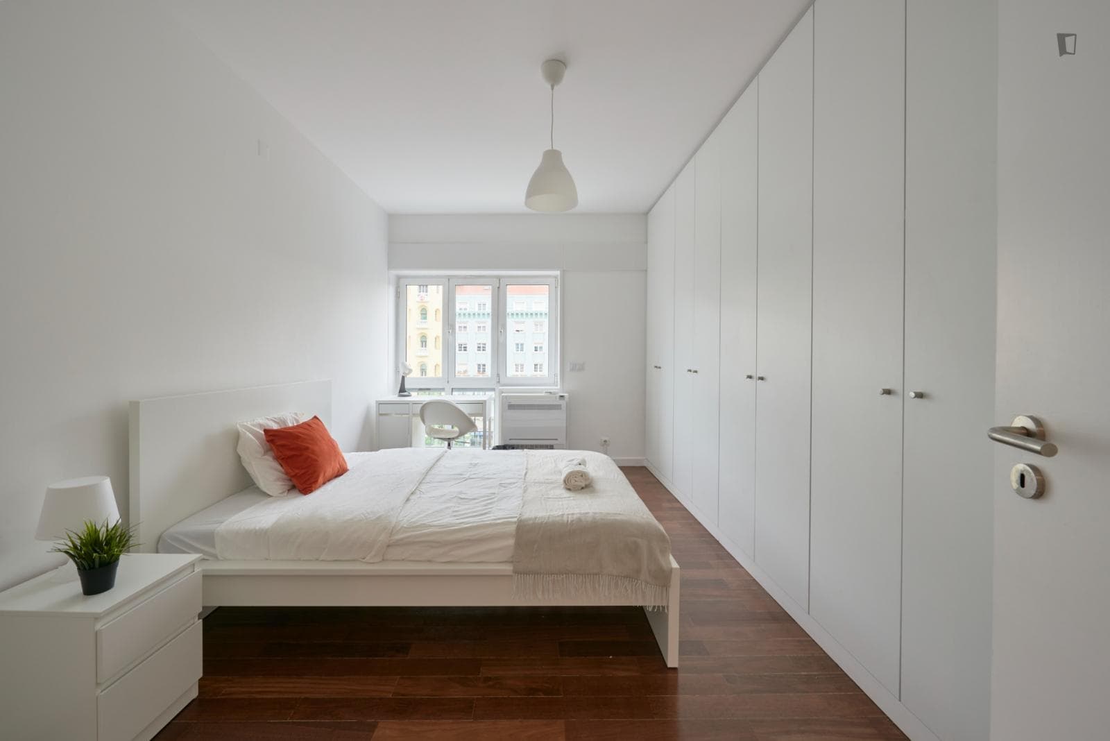Cool double bedroom in a fabulous 7-bedroom apartment in Entrecampos photo 1