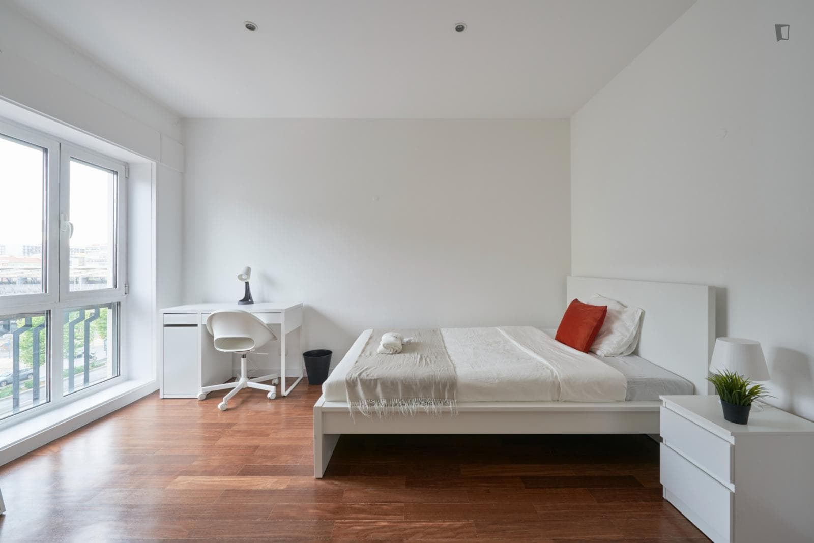 Big double bedroom close to Centro Comercial do Campo Pequeno photo 1