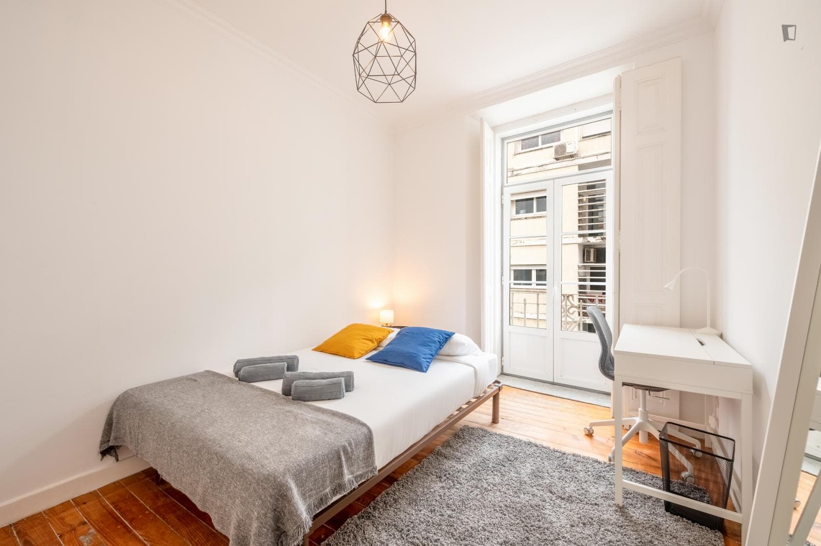 Great double bedroom with balcony next to Jardim da Estrela photo 1