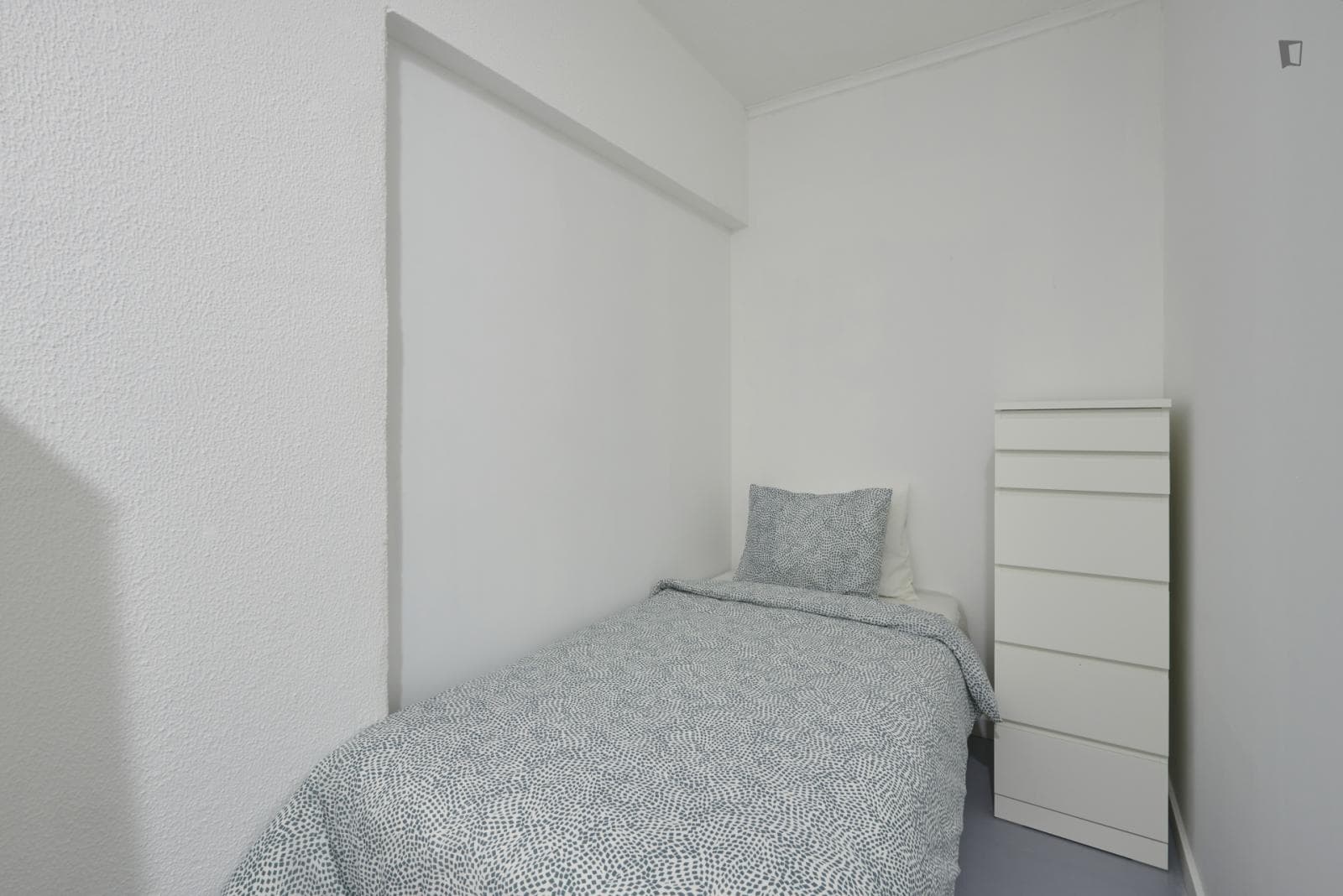 Single bedroom in Alvalade area photo 1