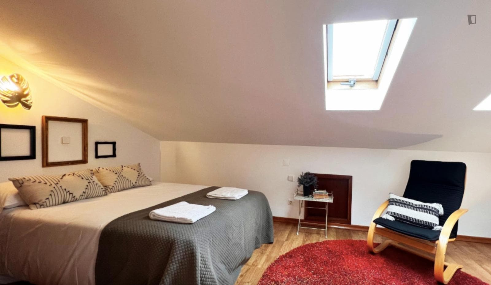 Bedroom with private bathroom in a 5-bedroom flat, near ISEC photo 1