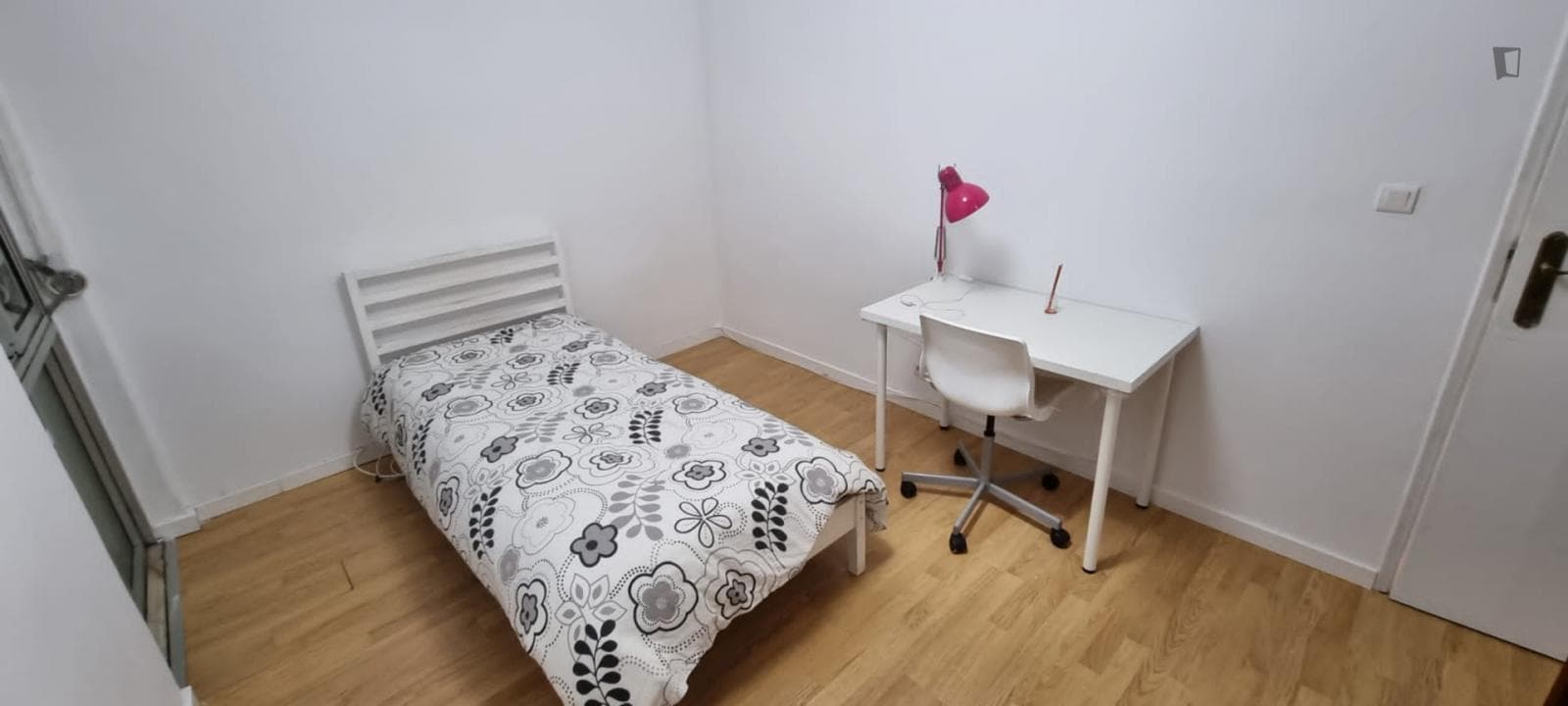 Bright single bedroom in Póvoa de Santo Adrião photo 1