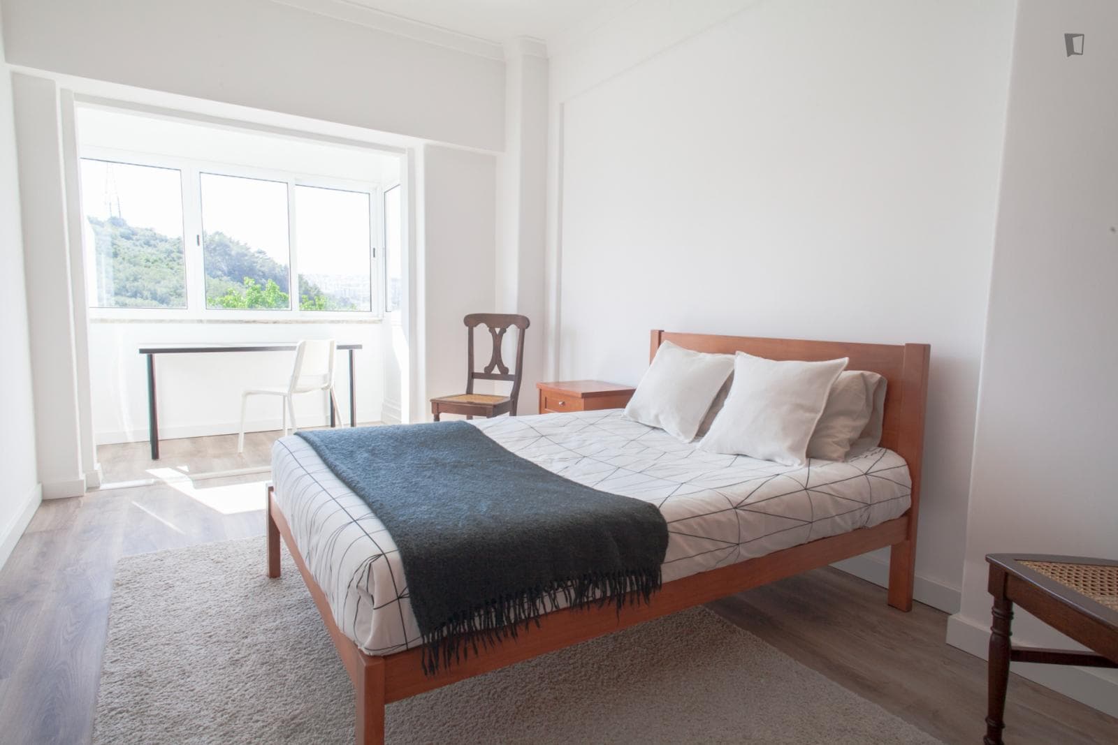 Bright double bedroom close to the Ameixoeira metro photo 1