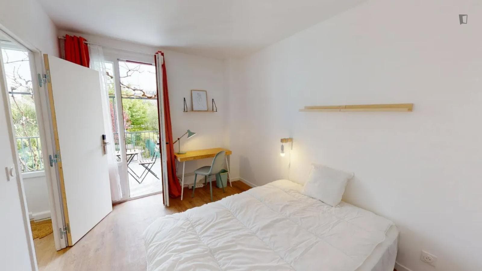 Cool double bedroom with balcony not far from Issy train station photo 1