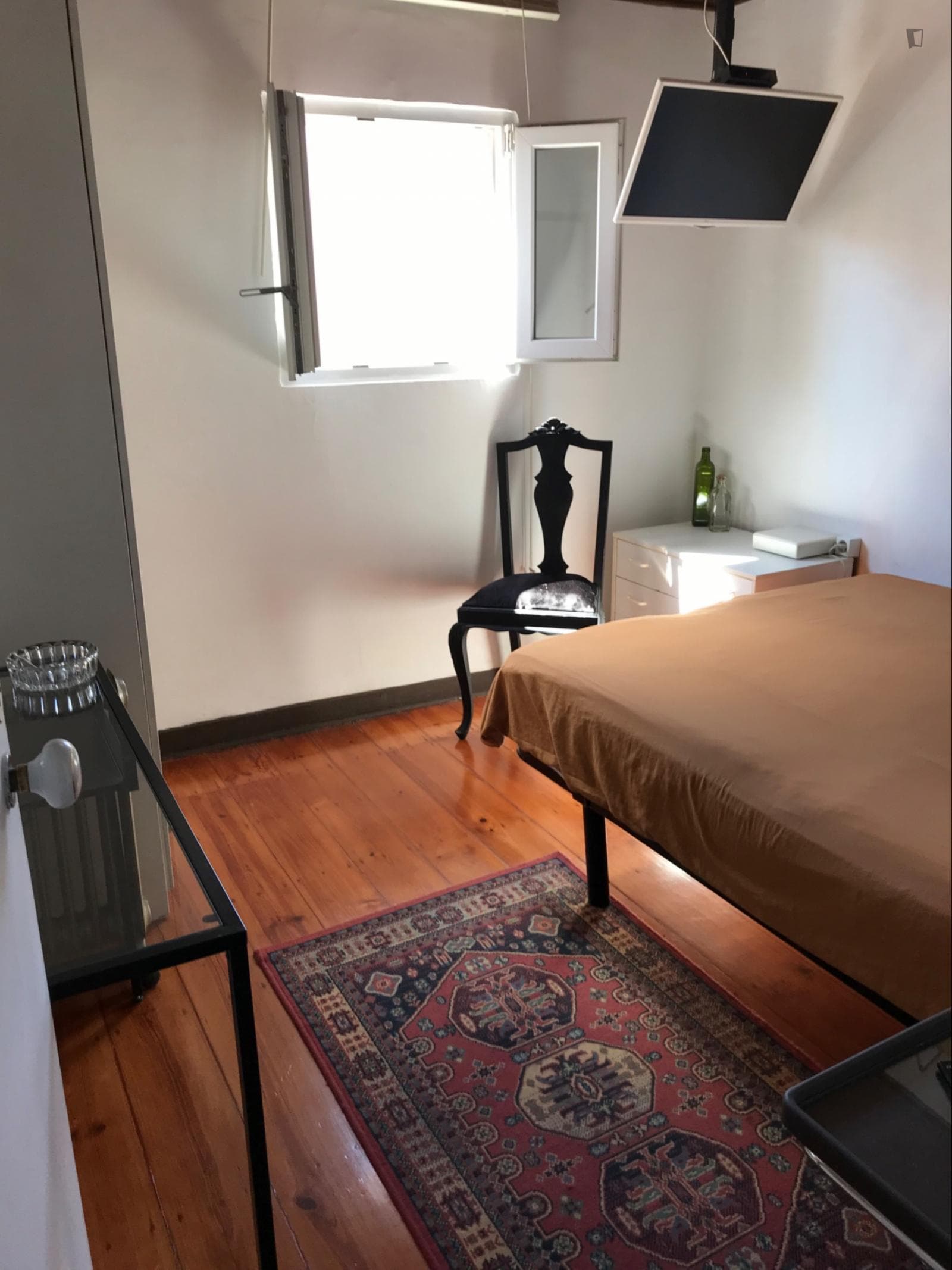 Homely double bedroom in trendy Bairro Alto photo 1