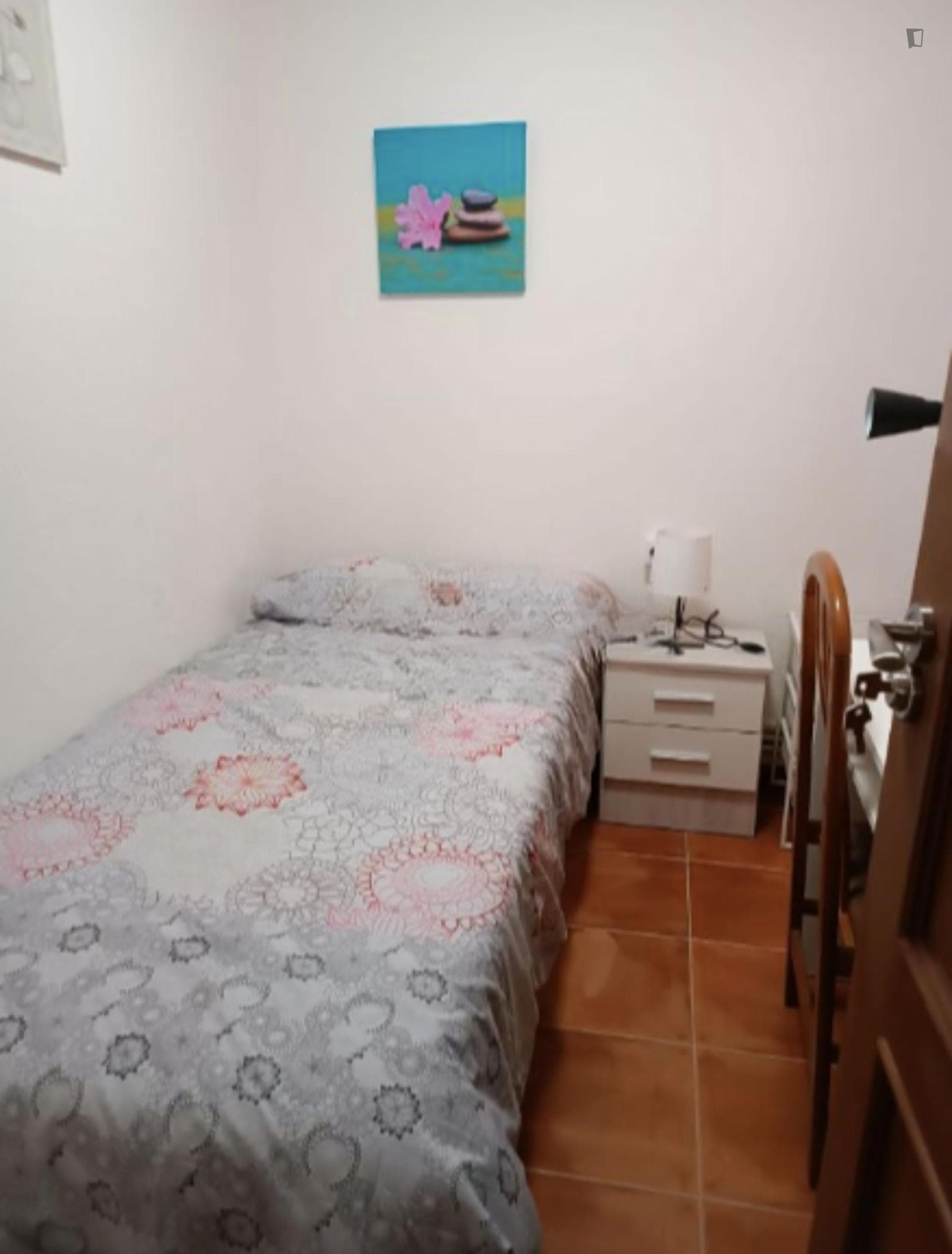 Single bed room in an energetic apartment  photo 1