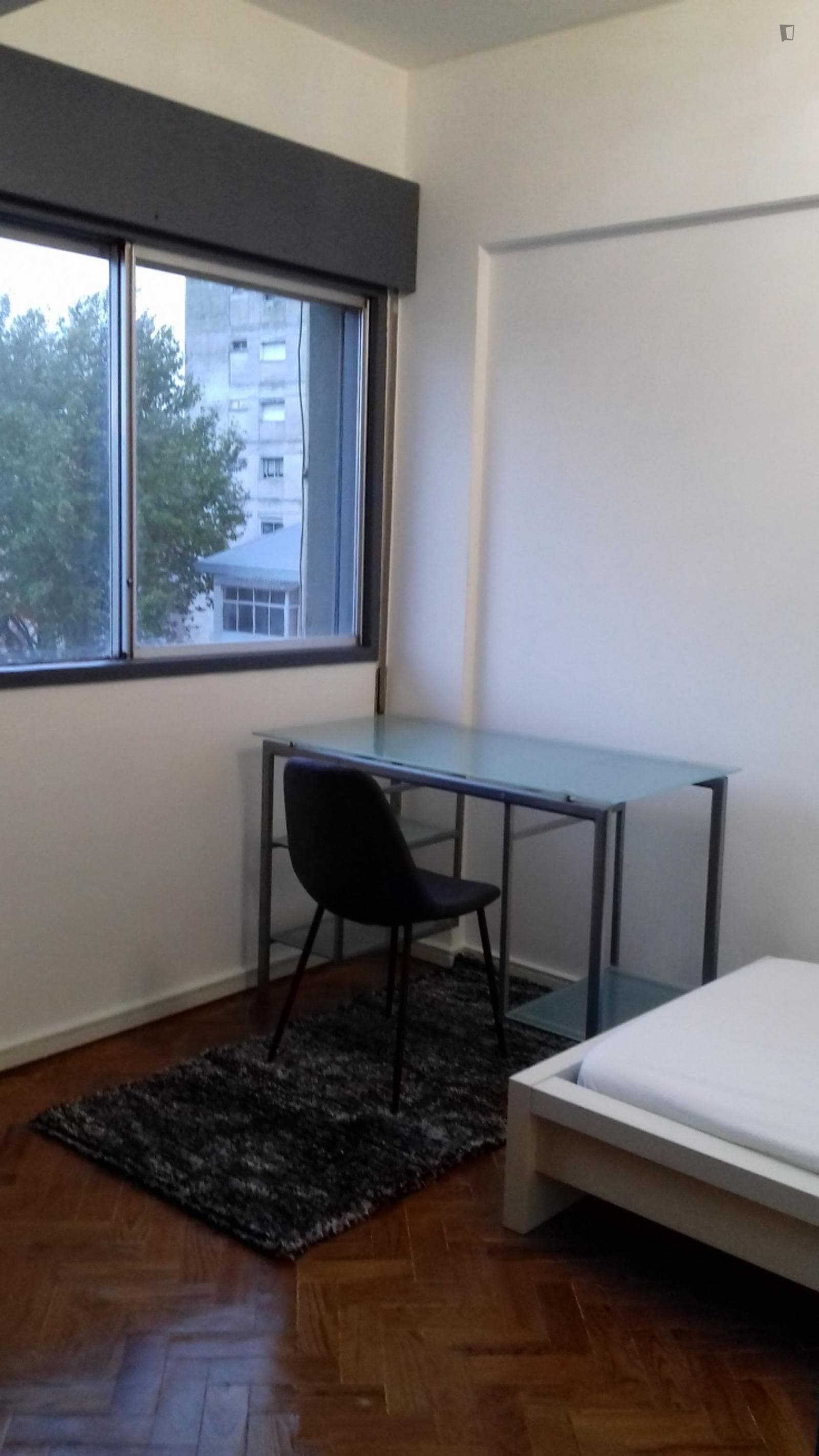 Single bedroom, with balcony, in 4-bedroom apartment photo 1