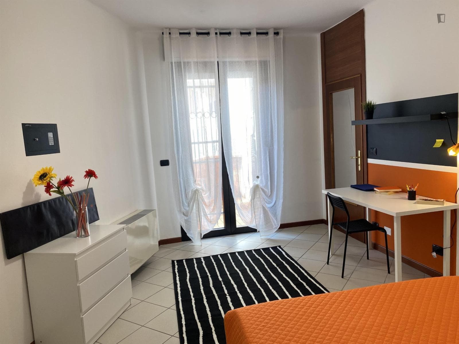 Snug double bedroom in the centre of Pescara photo 1