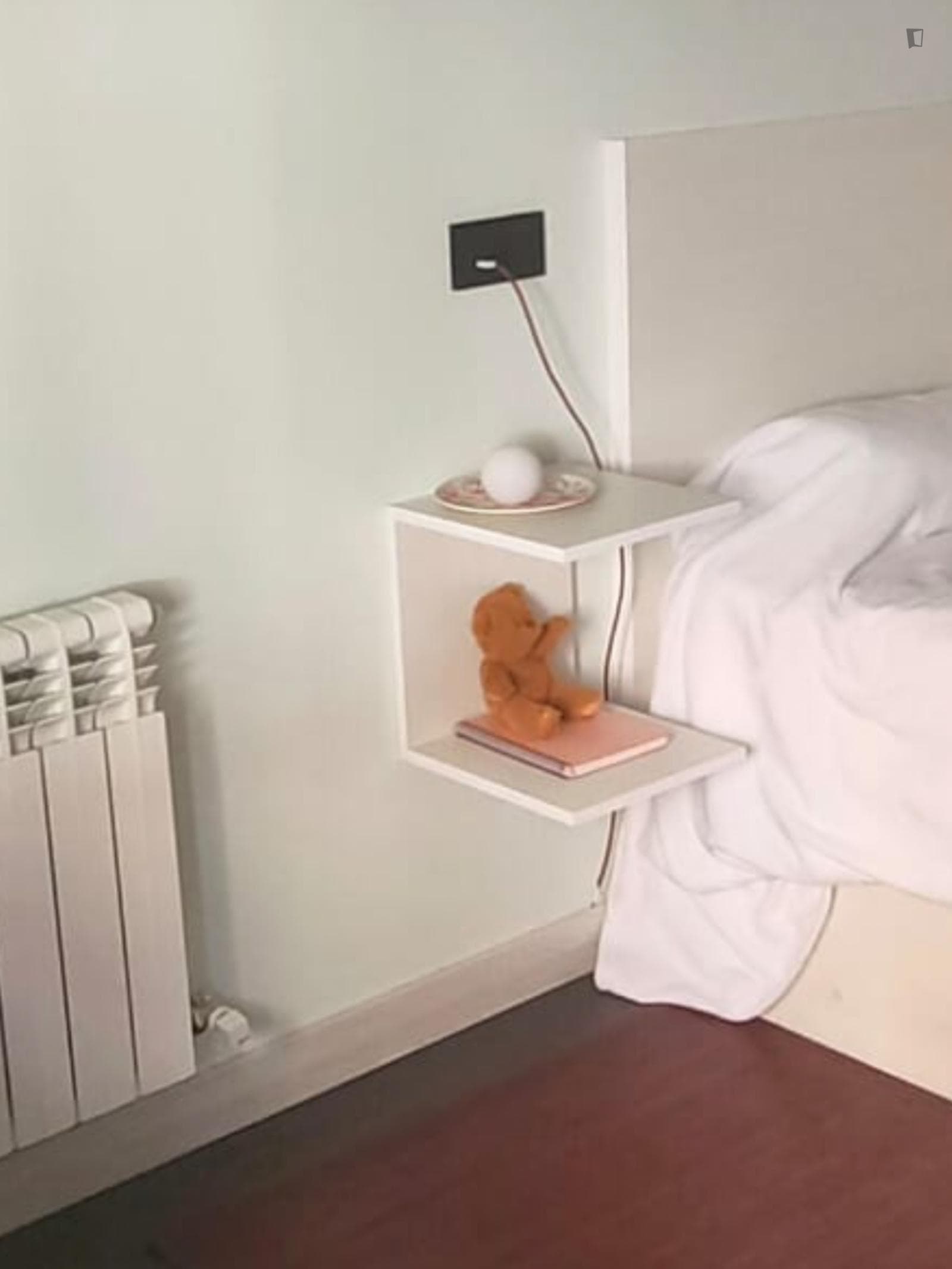 Double bedroom, with private bathroom and balcony, in 4-bedroom apartment photo 1