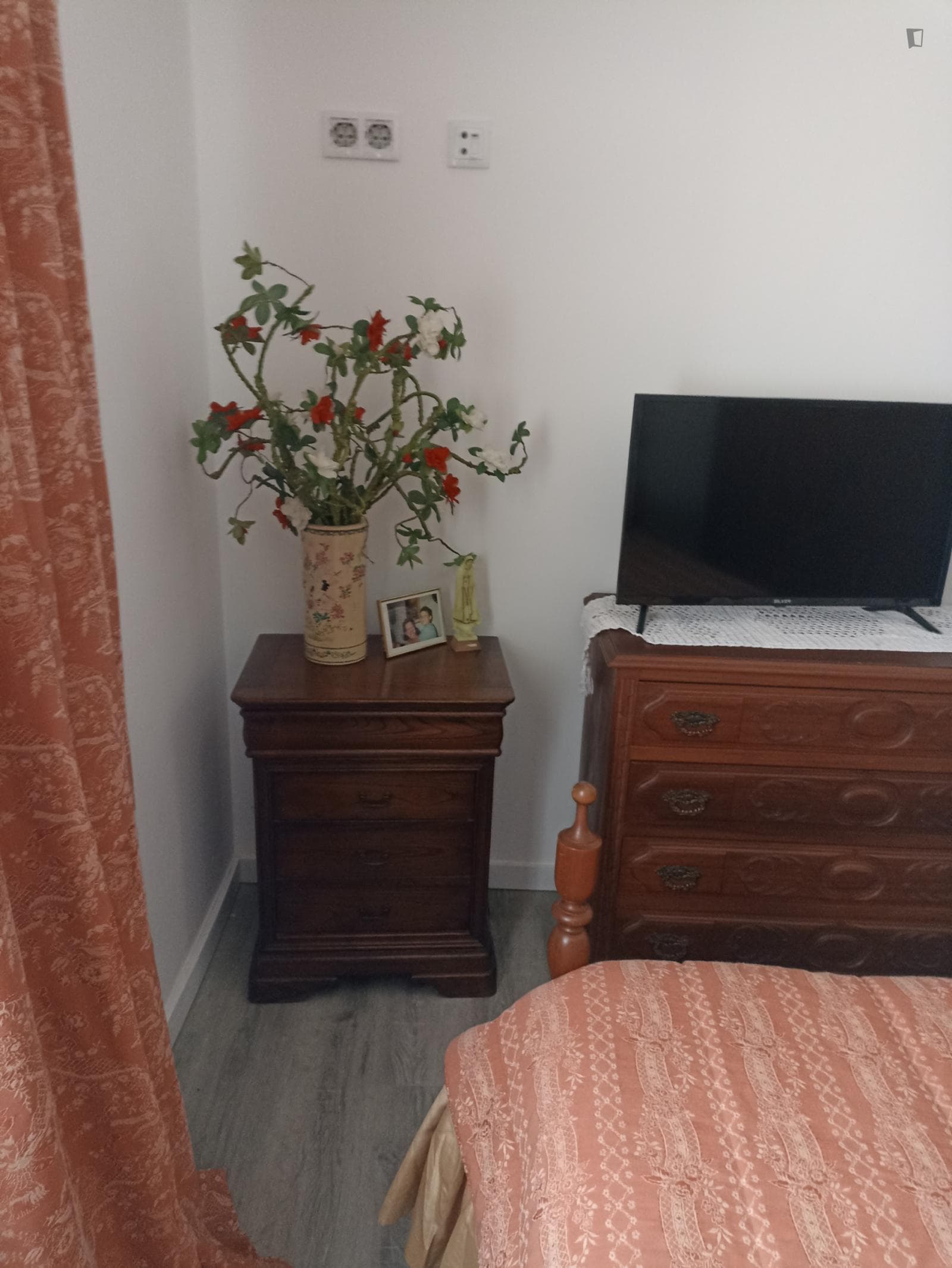Nice double bedroom in a 7-bedroom house  photo 1