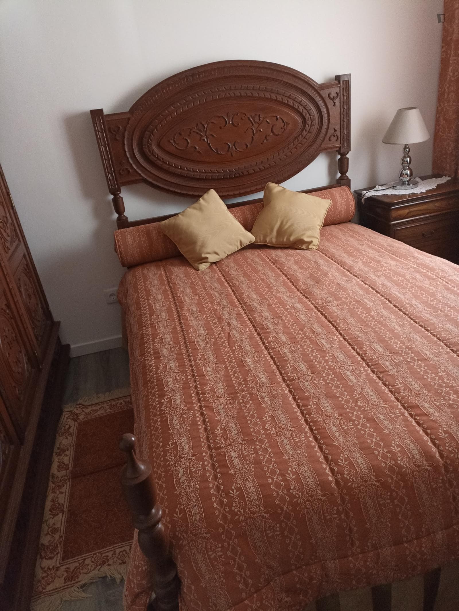 Sunny double bedroom in a spacious house photo 1