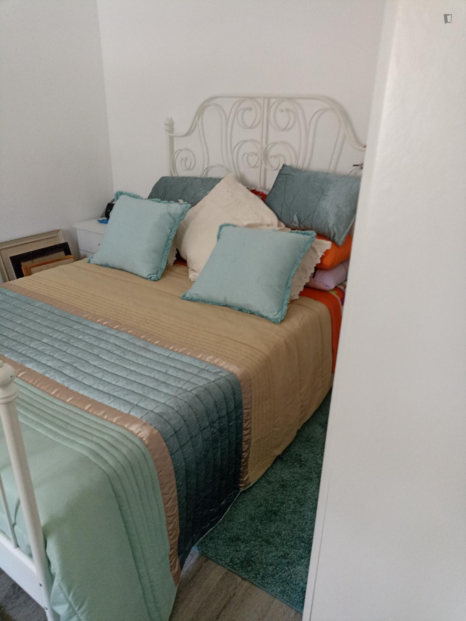 Pretty double bedroom in a 7-bedroom house photo 1