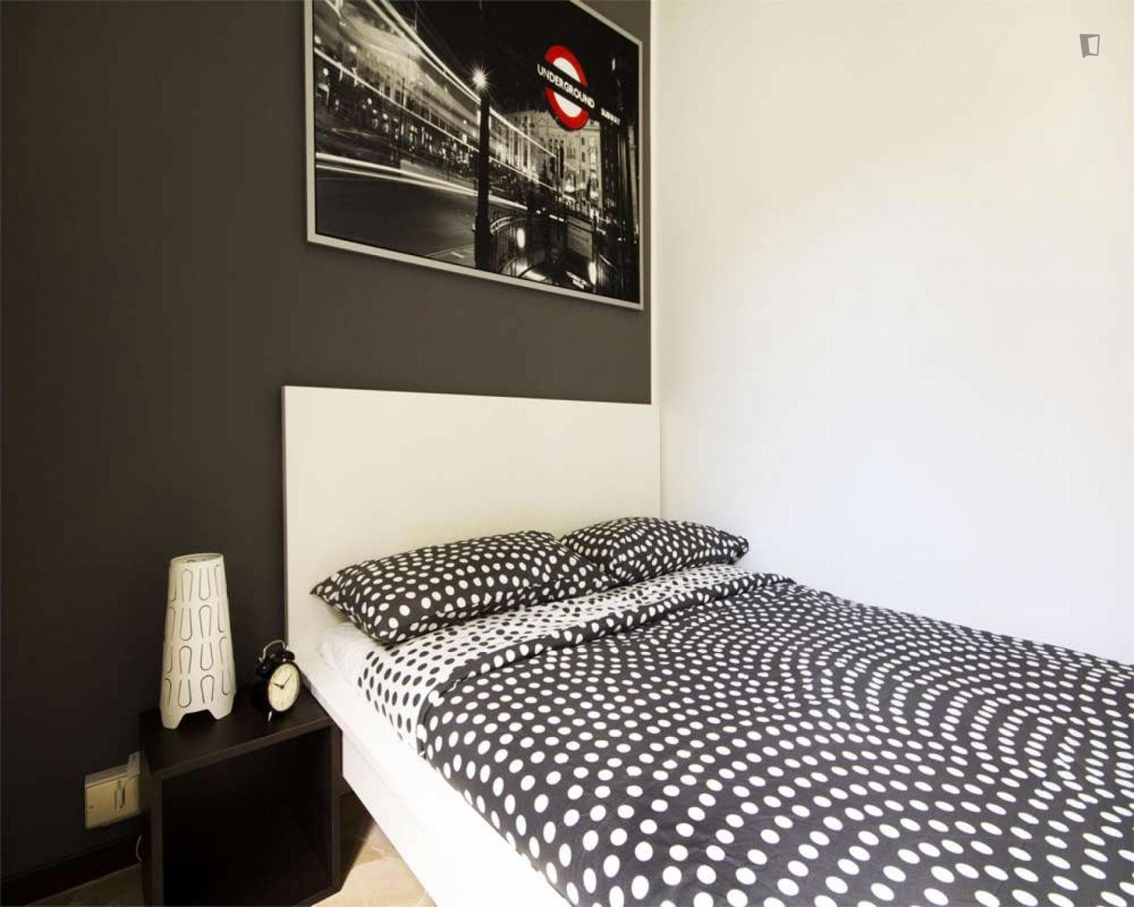 Cute bedroom in a 4-bedroom apartment in Lorenteggio photo 1
