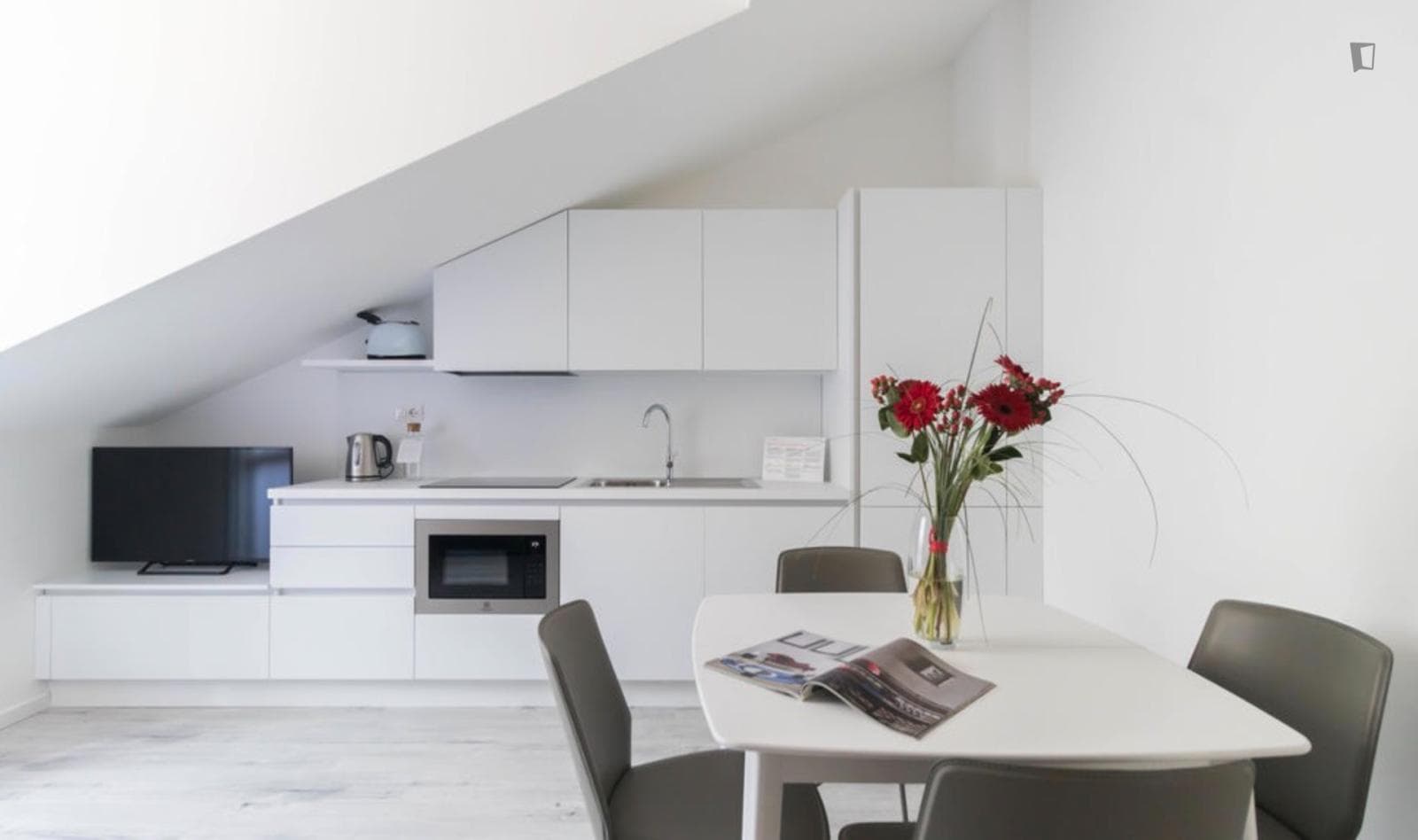 Elegant 1-bedroom apartment in the Guastalla area  photo 1