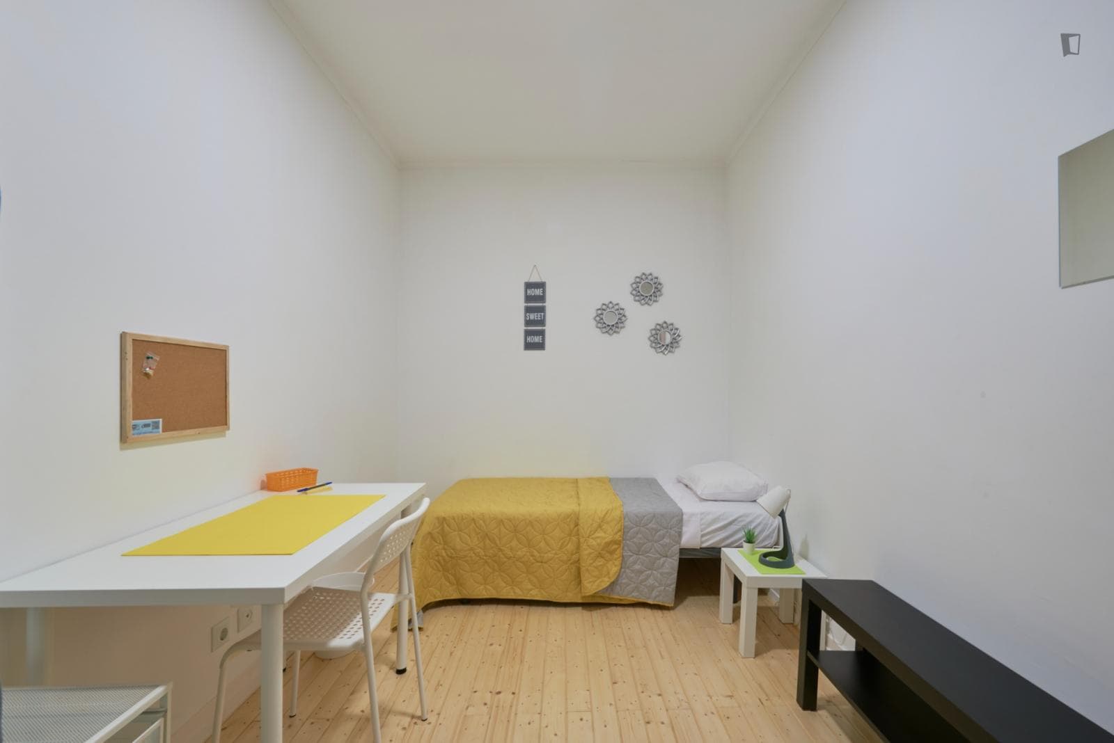 Smart bedroom in a 9-Bedroom apartment, close to Parque metro station photo 1