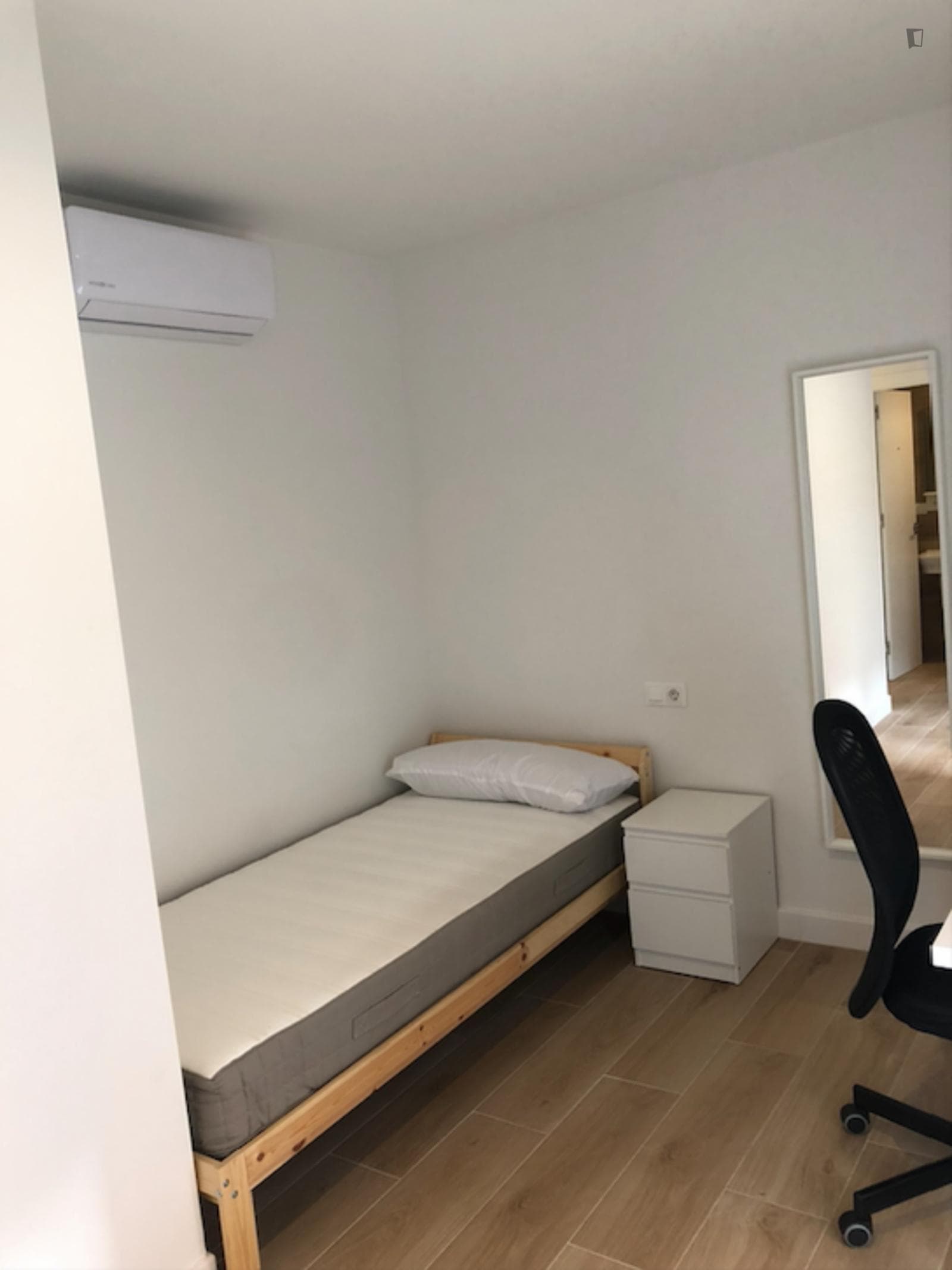 Modern room close to Facultad de Derecho . Universidad de Granada photo 1