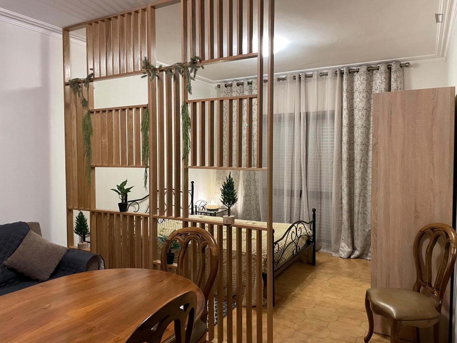 Quarto com sala de estar privada e casa de banho partilhada photo 1