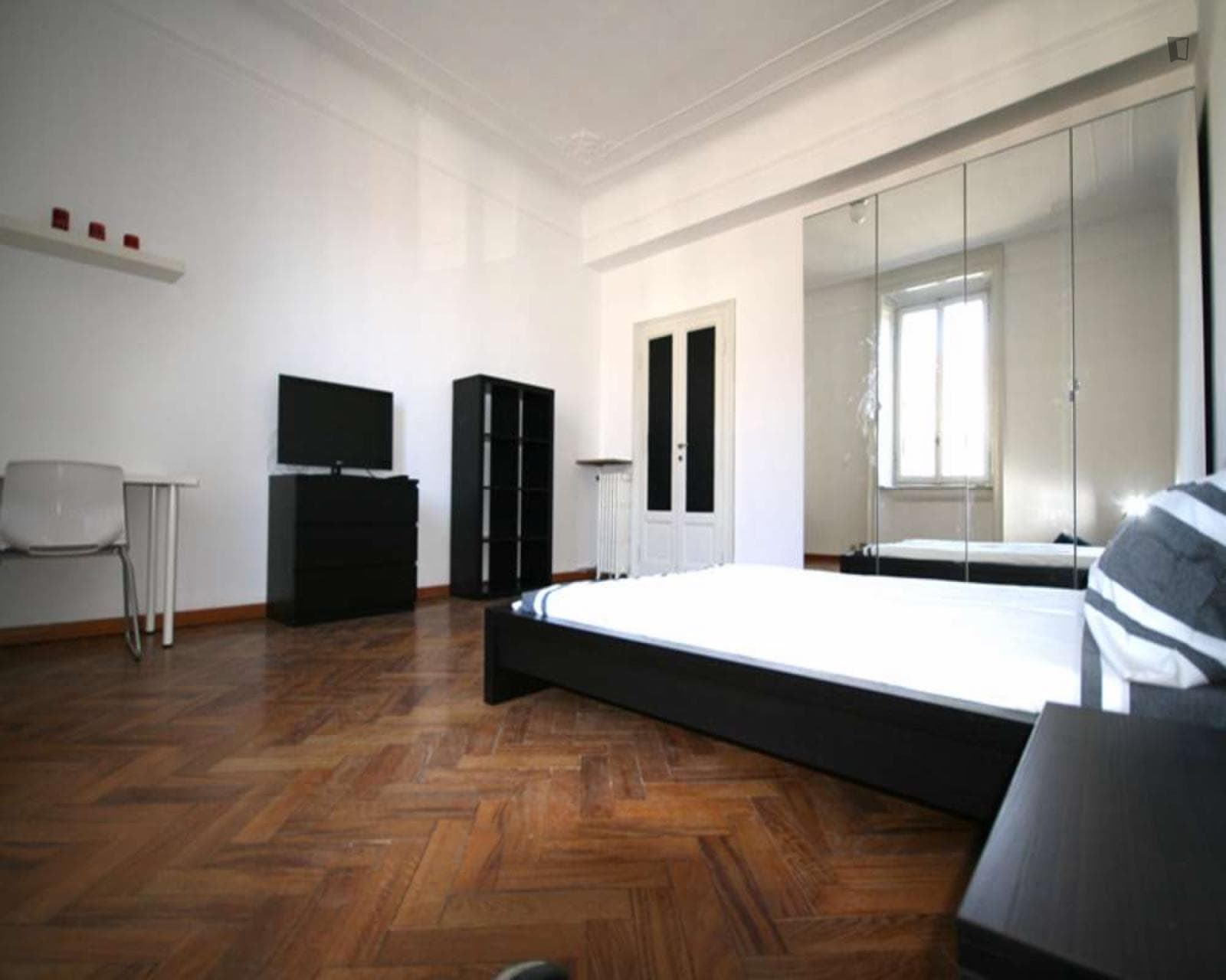 Comfy double bedroom close to Politecnico di Milano photo 1