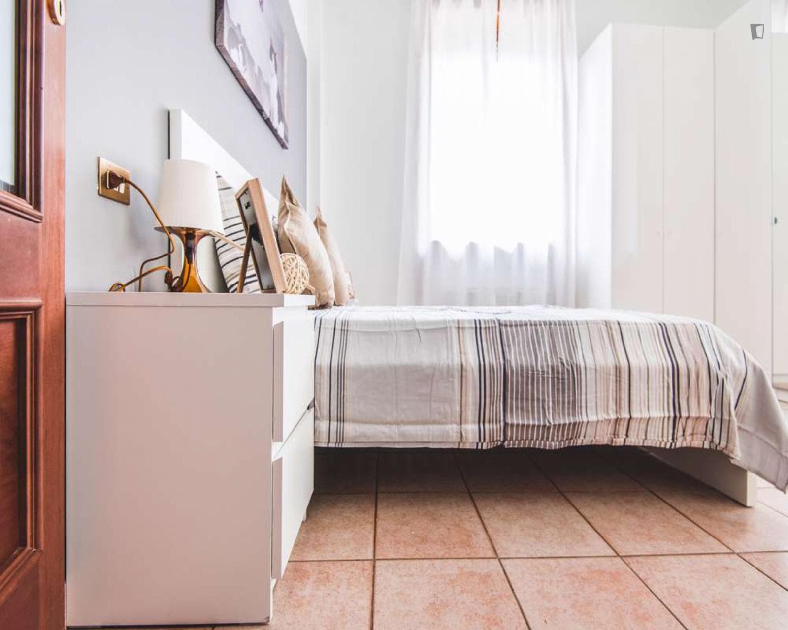 Lovely double bedroom close to De Angeli metro station photo 1