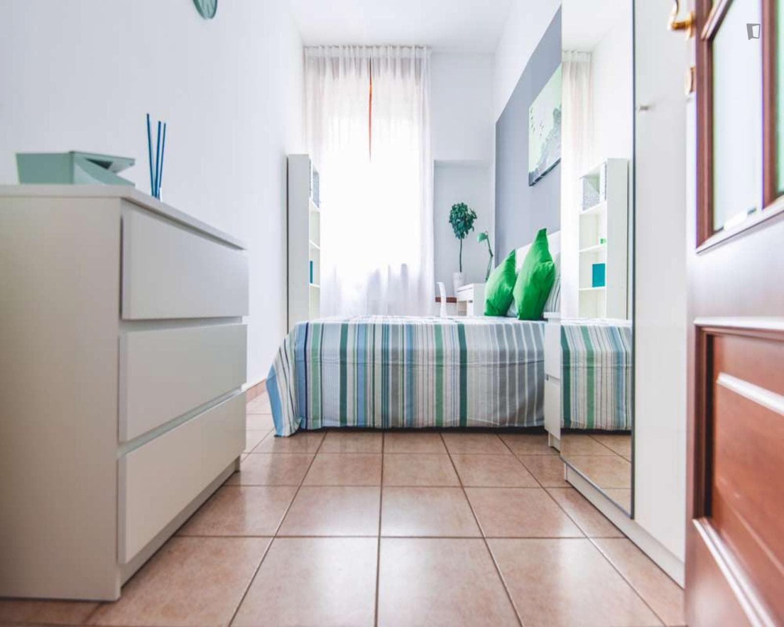 Cosy double bedroom not far from De Angeli metro station photo 1