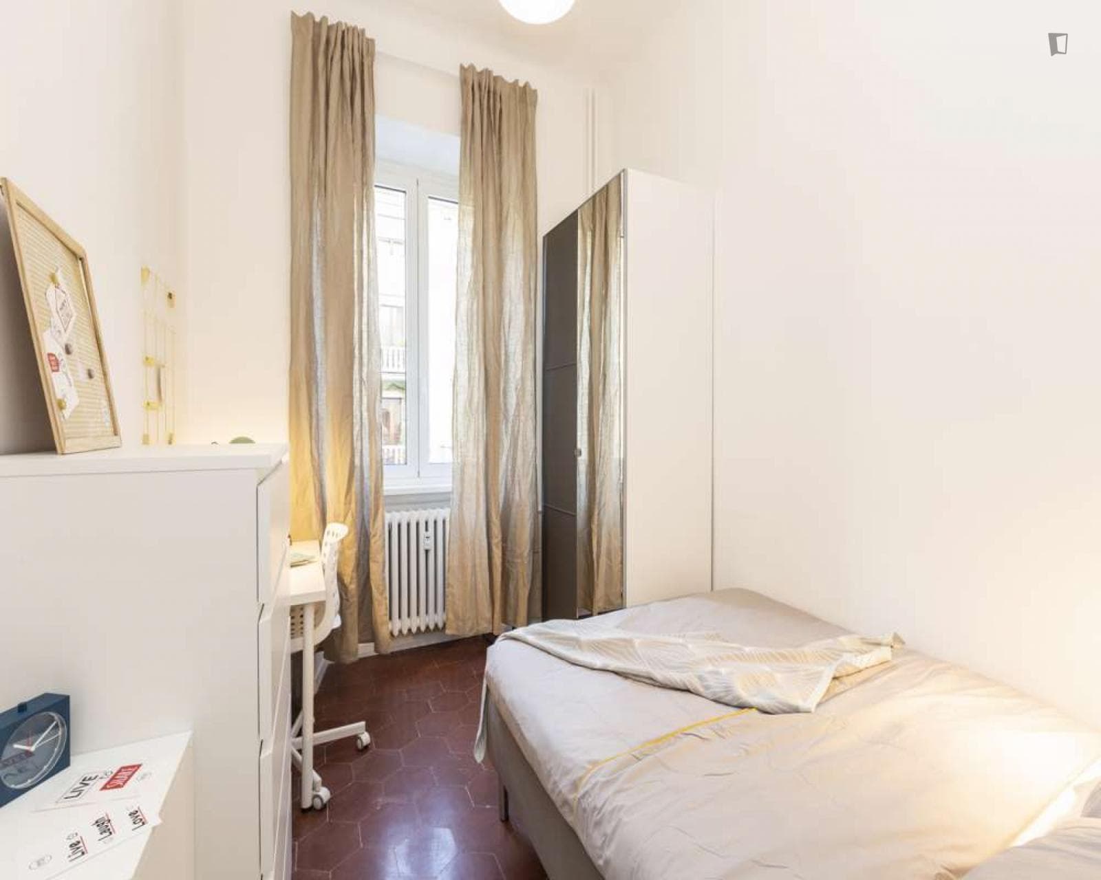 Homely double bedroom near the Marche metro photo 1