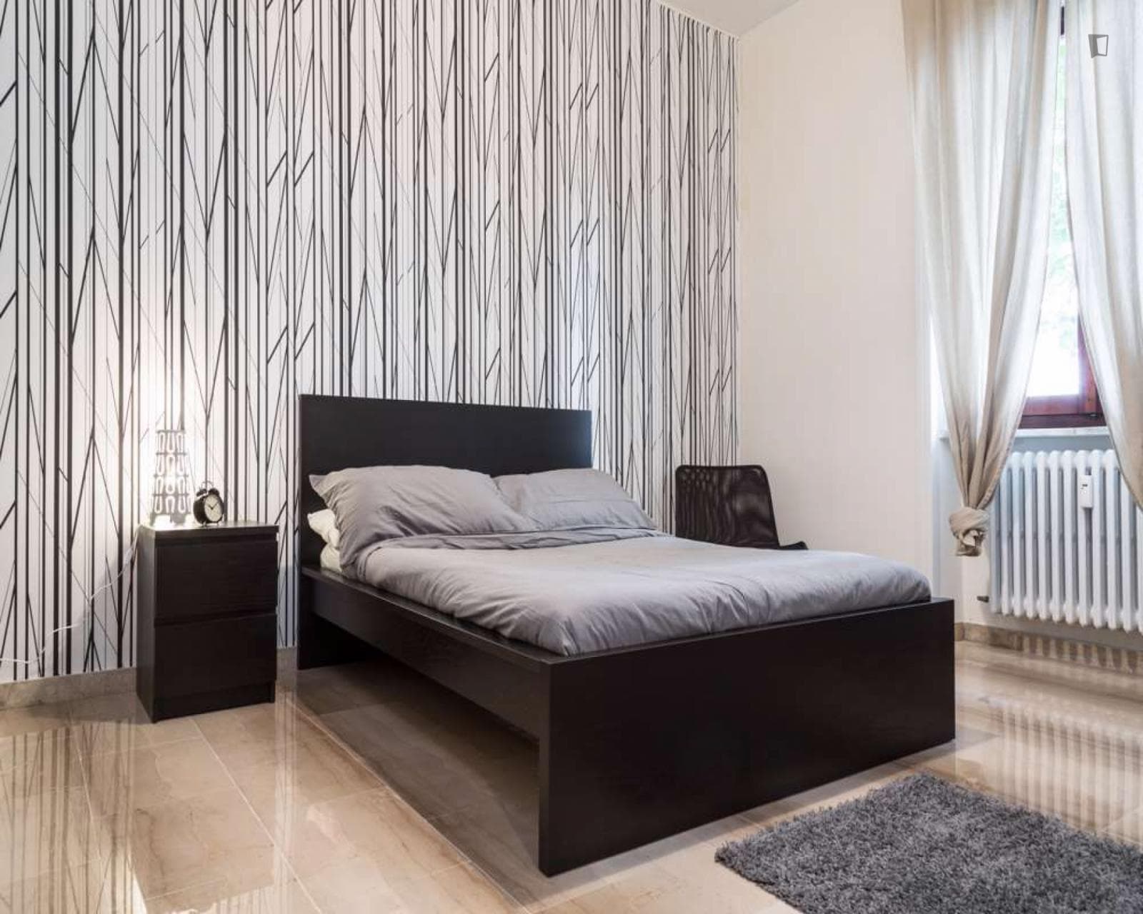 Inviting double bedroom in Washington photo 1