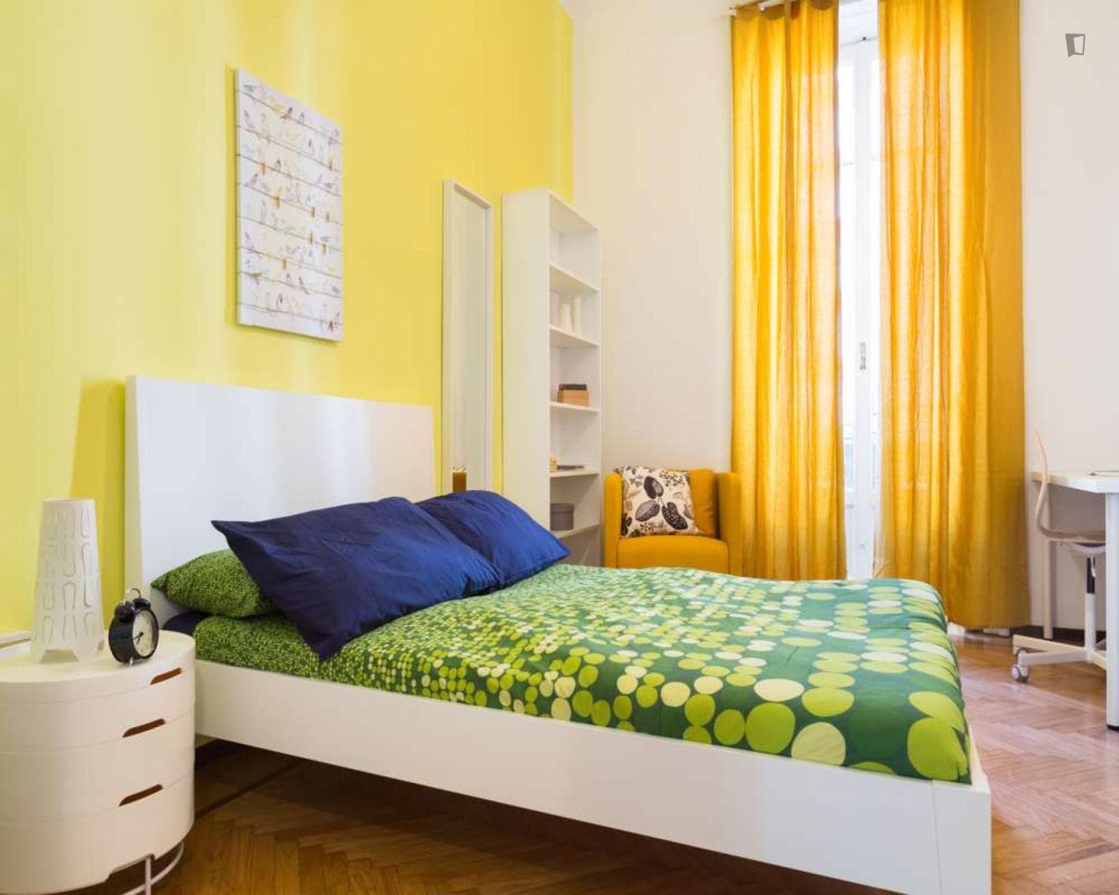 Snug double bedroom close to Loreto metro station photo 1
