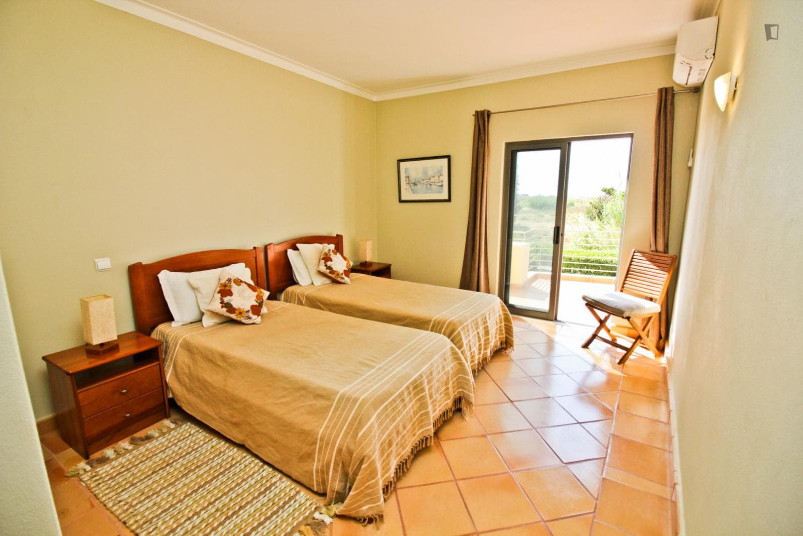 Charming twin bedroom next to Lagos train station photo 1