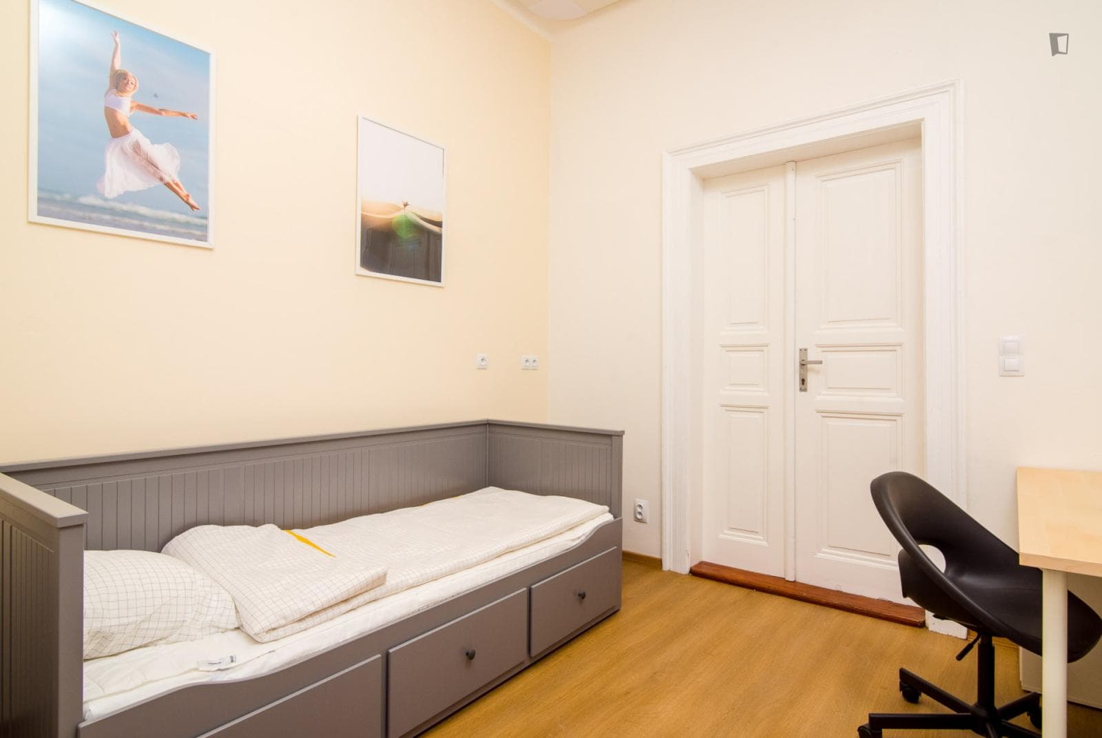 Cute single bedroom in a 5-bedroom apartment in Prague 2 photo 1