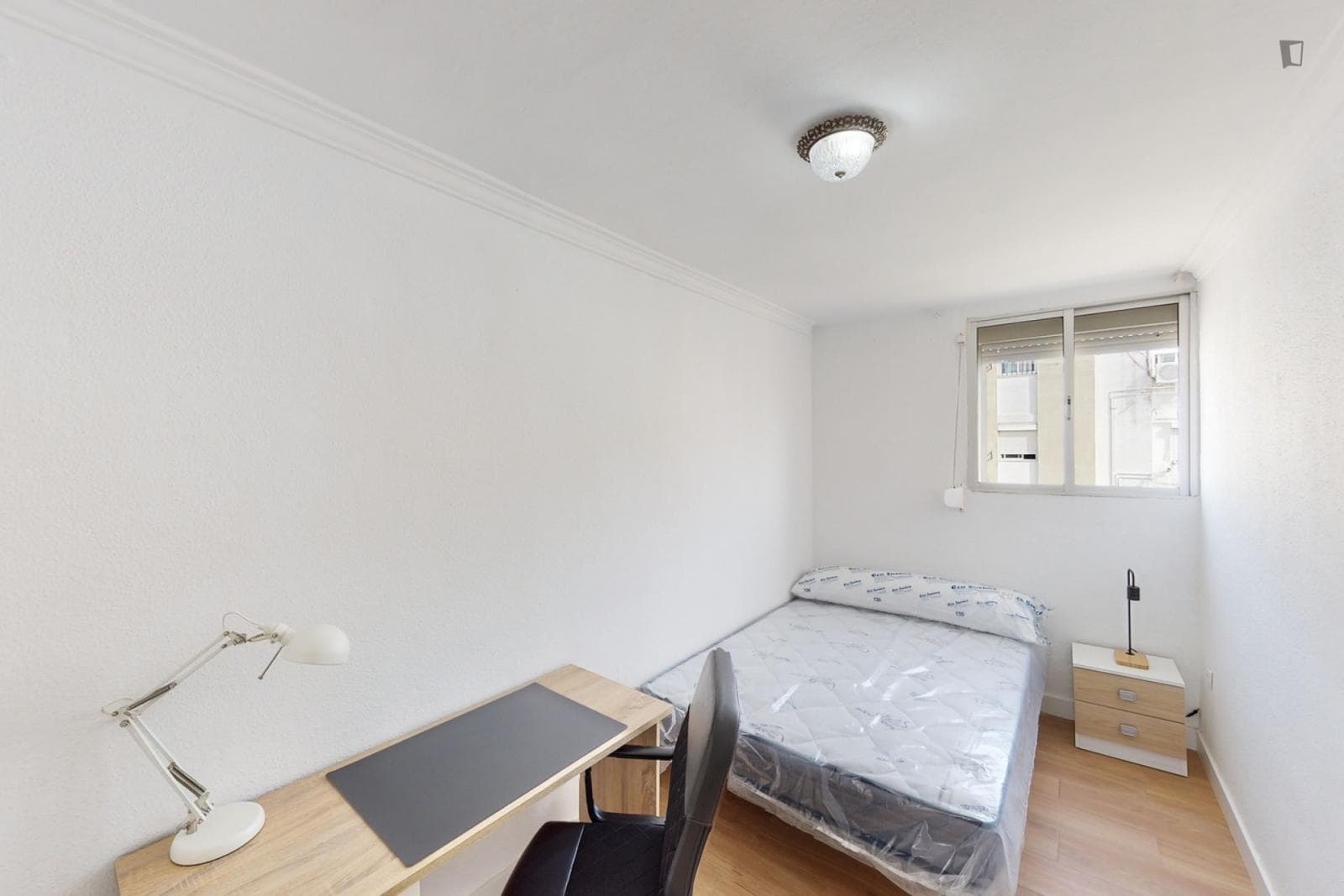 Cozy single bedroom photo 1