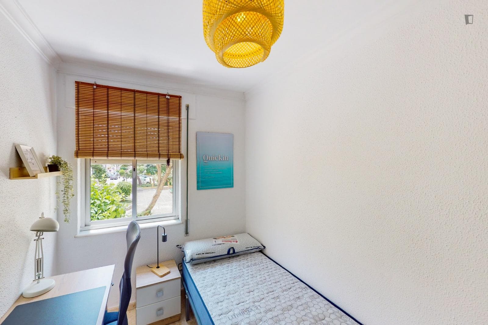 Great looking single bedroom photo 1
