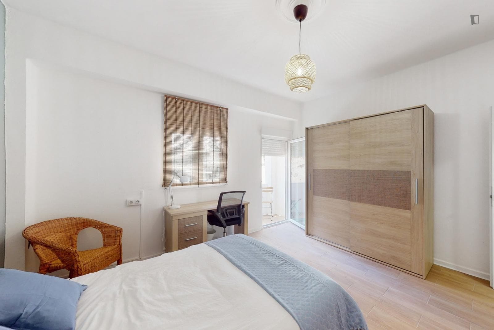 Large Great looking single bedroom with balcony photo 1
