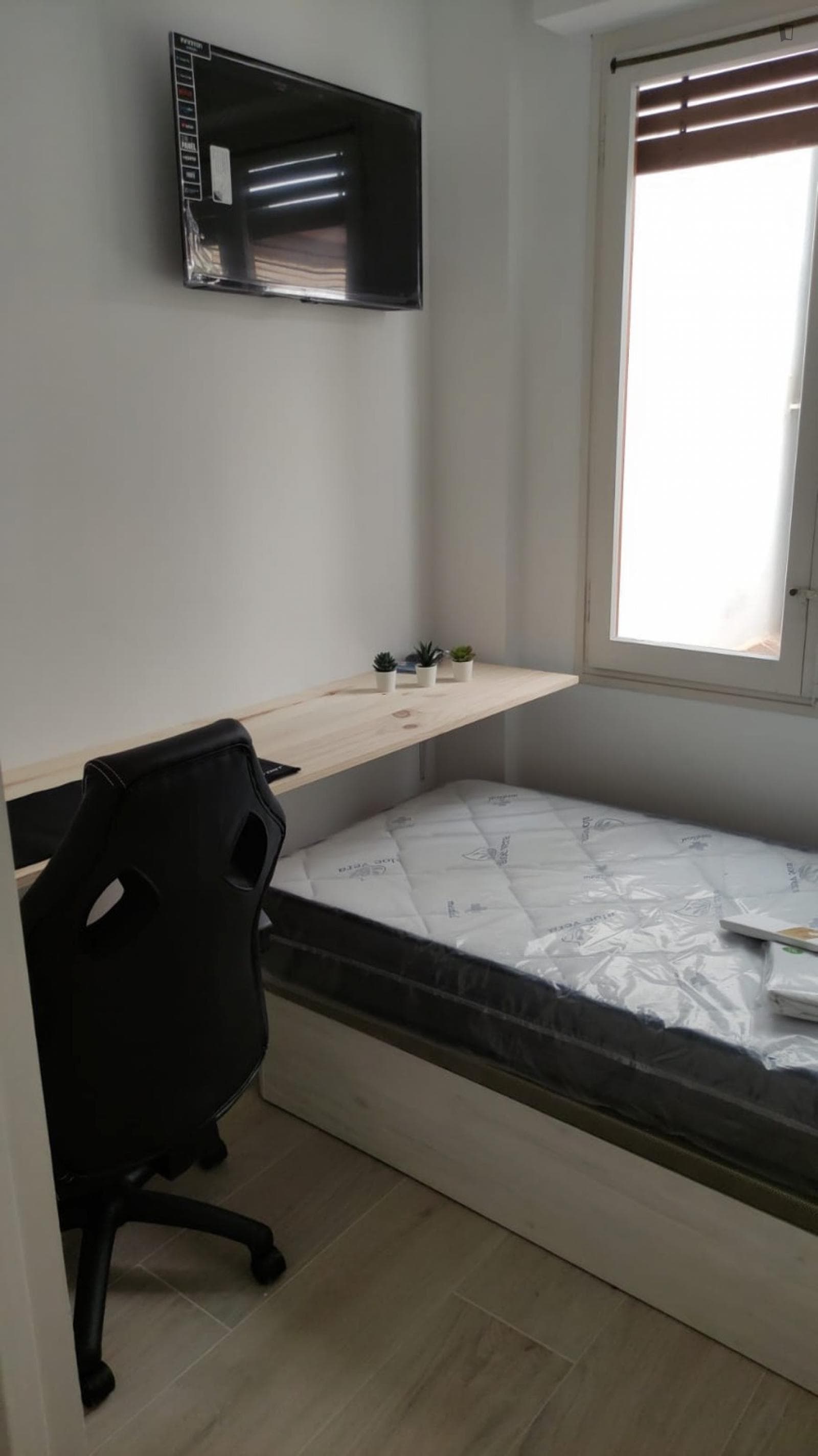 Attractive single bedroom in a property with balcony and outside area photo 1