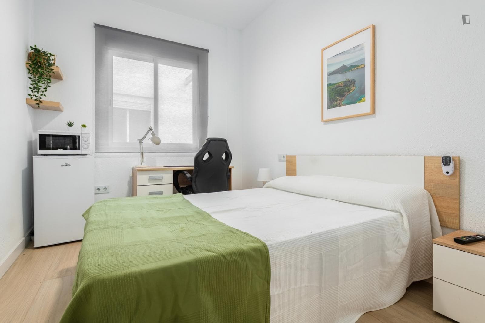 Cozy single bedroom in a property with balcony and outside area photo 1