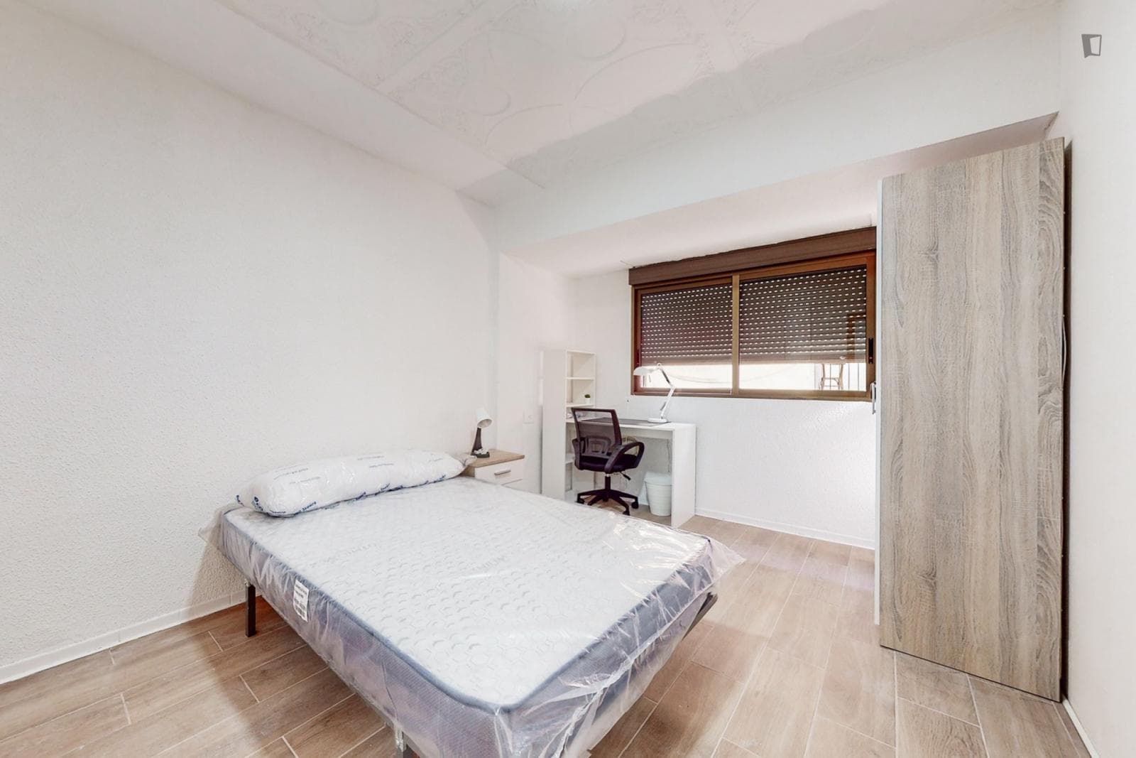 Cozy single bedroom photo 1